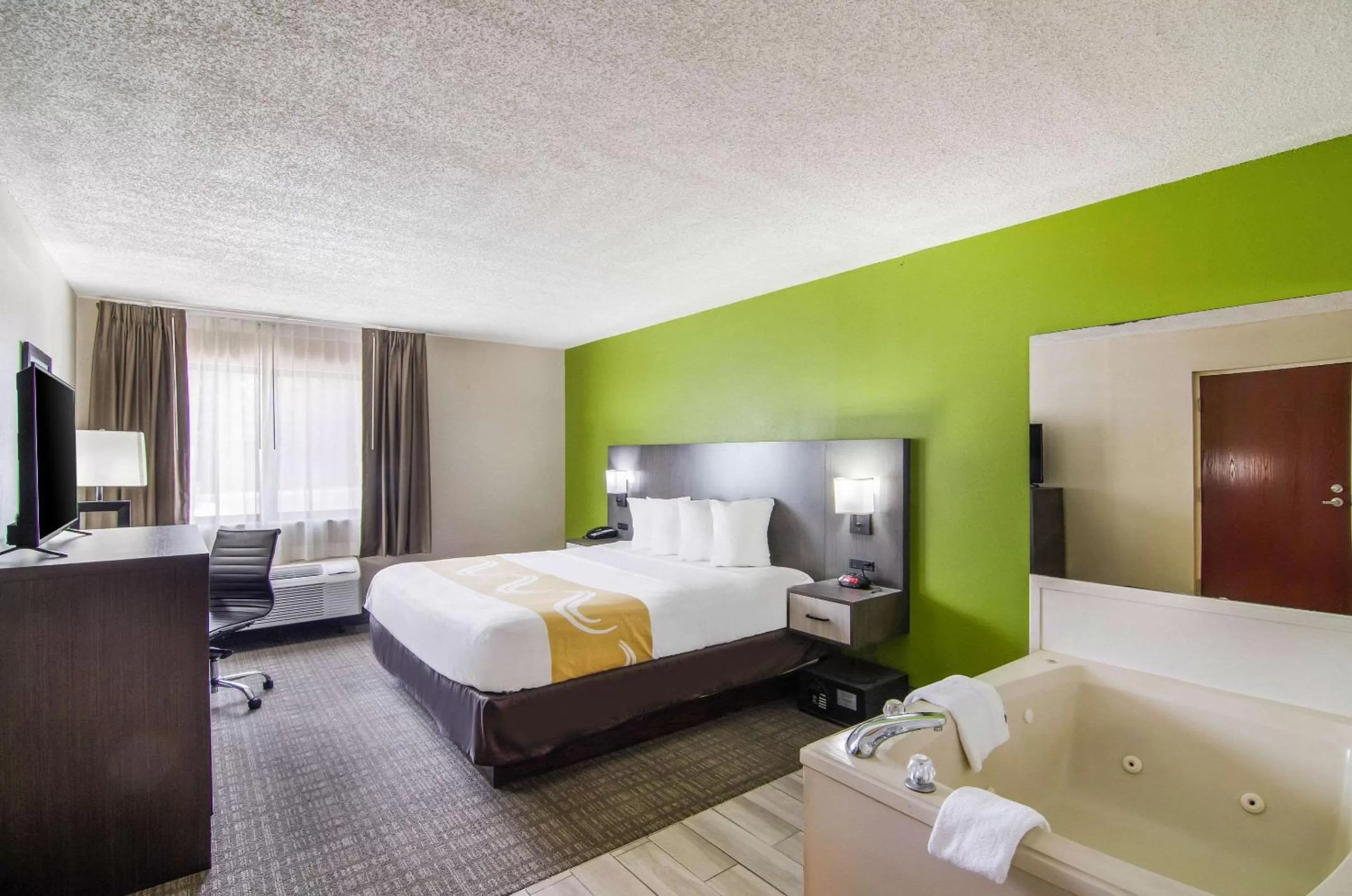 Bedroom, Bed in Quality Inn near University of Mobile