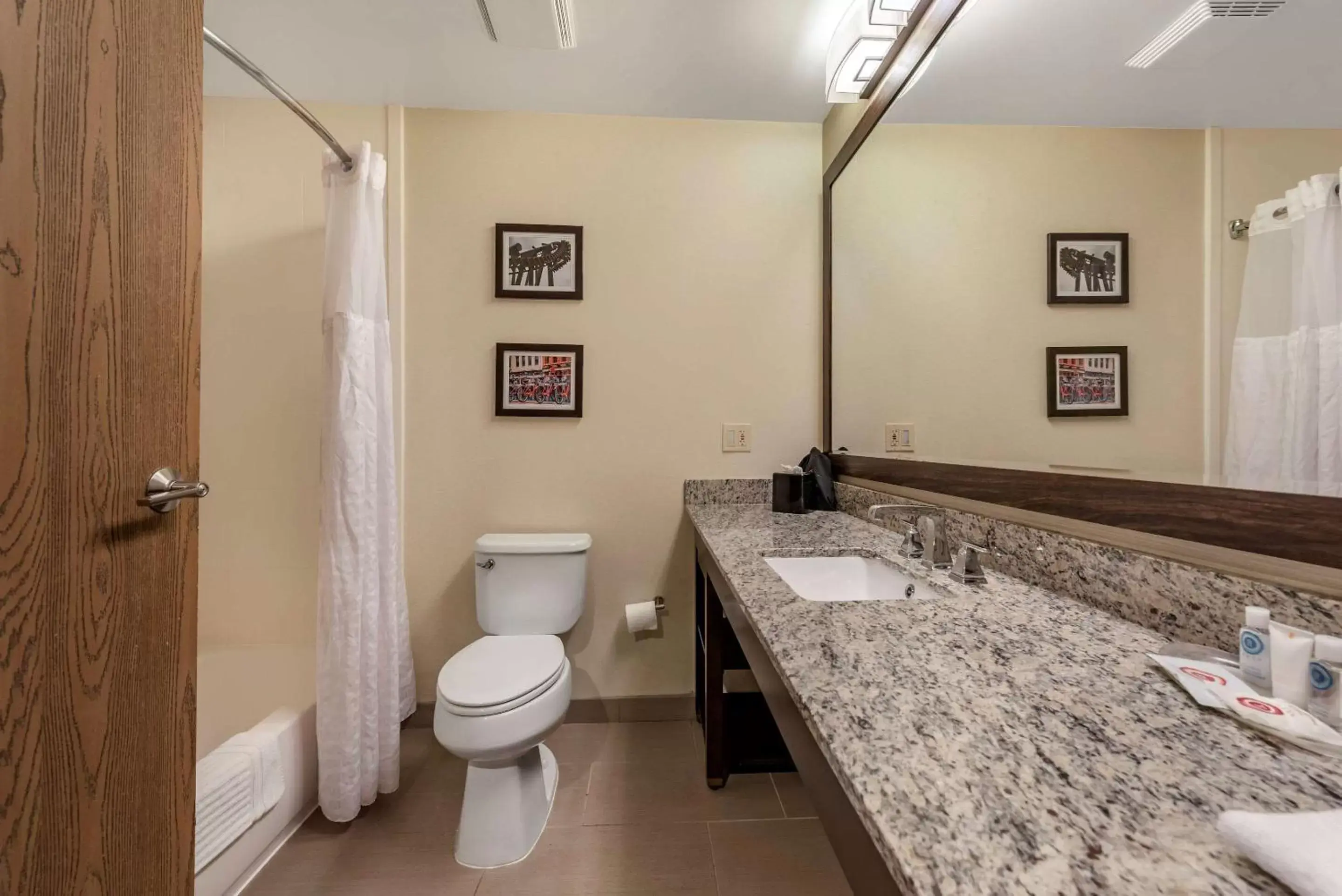 Photo of the whole room, Bathroom in Comfort Suites Mason near Kings Island