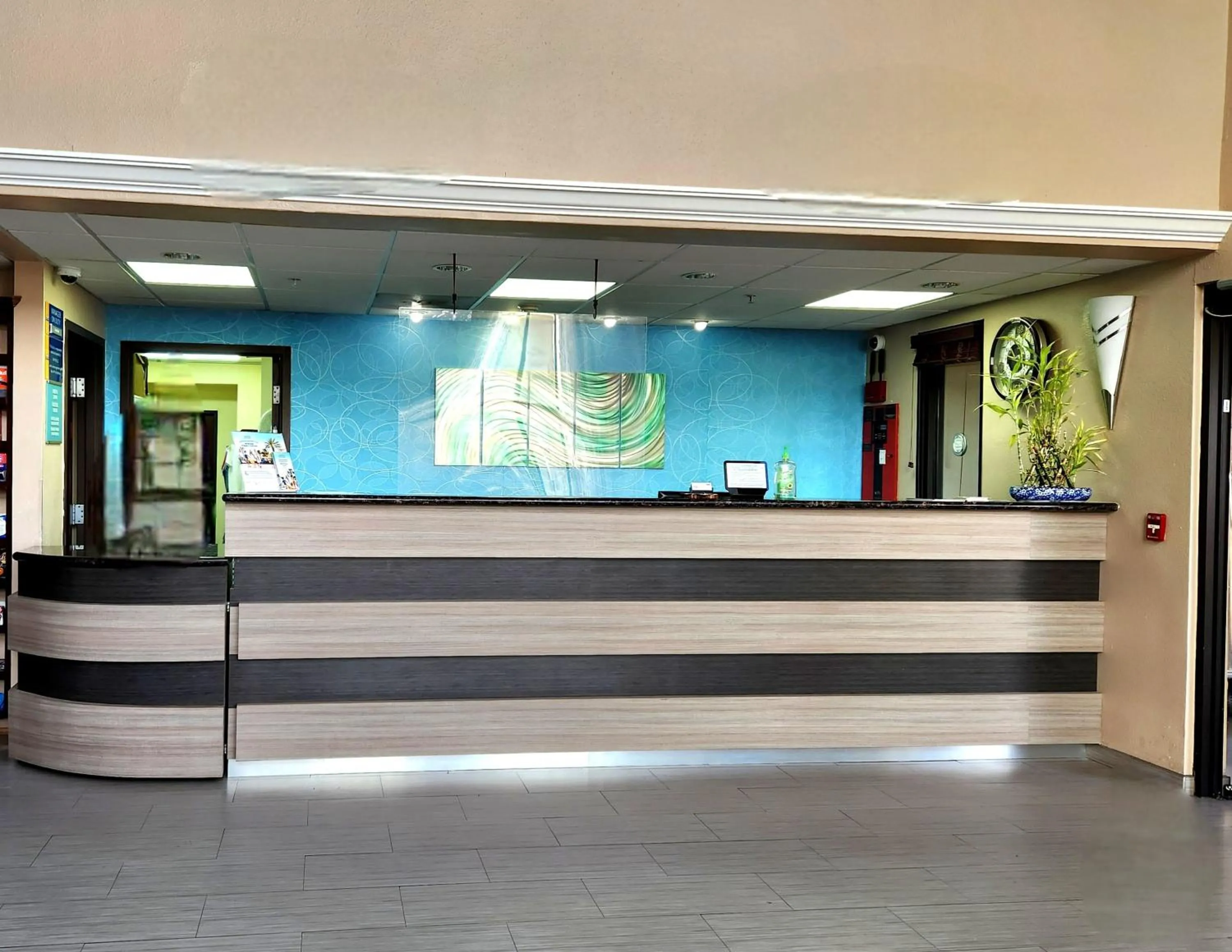 Lobby or reception in Days Inn & Suites by Wyndham Sam Houston Tollway