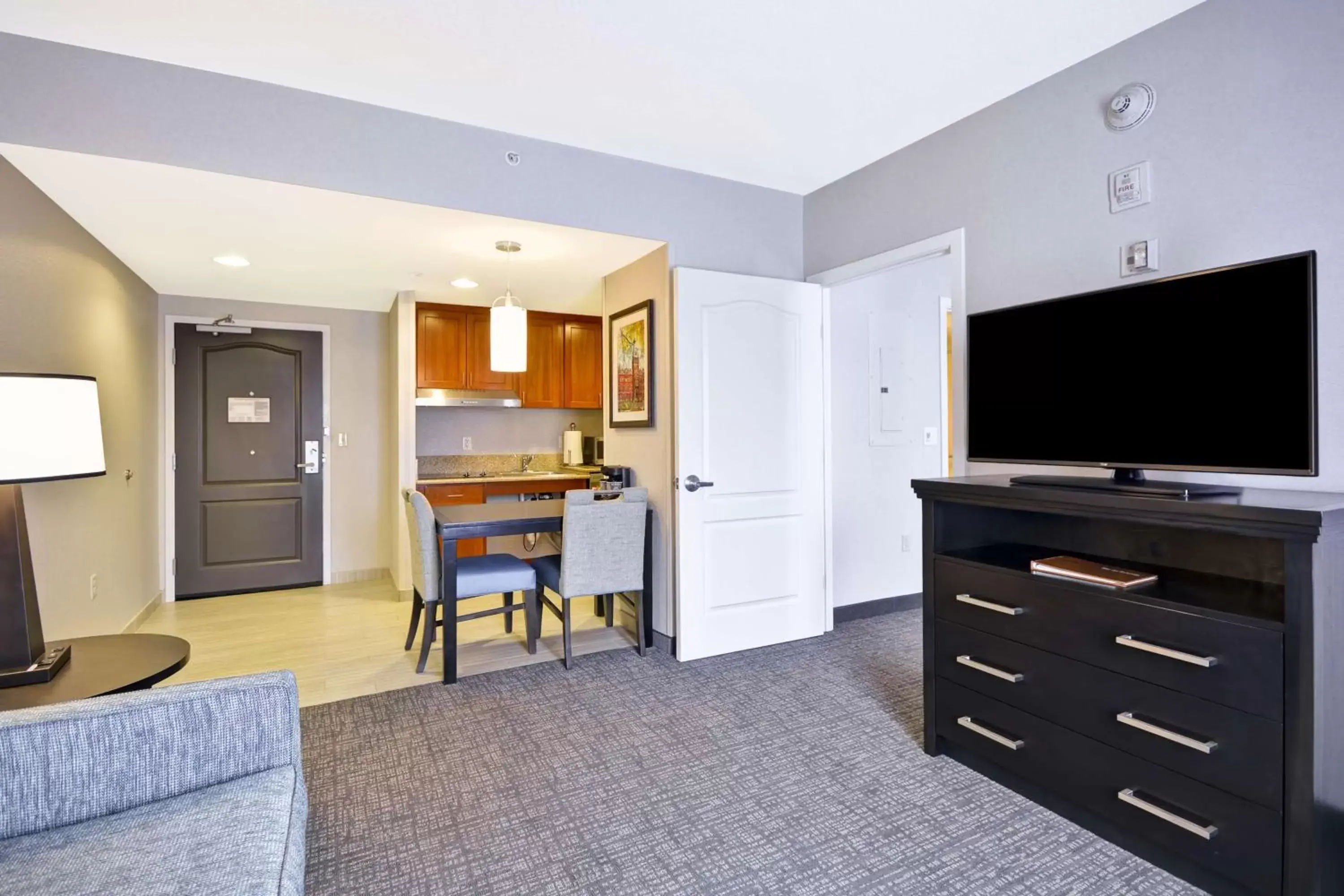 Bedroom, TV/Entertainment Center in The Homewood Suites by Hilton Ithaca