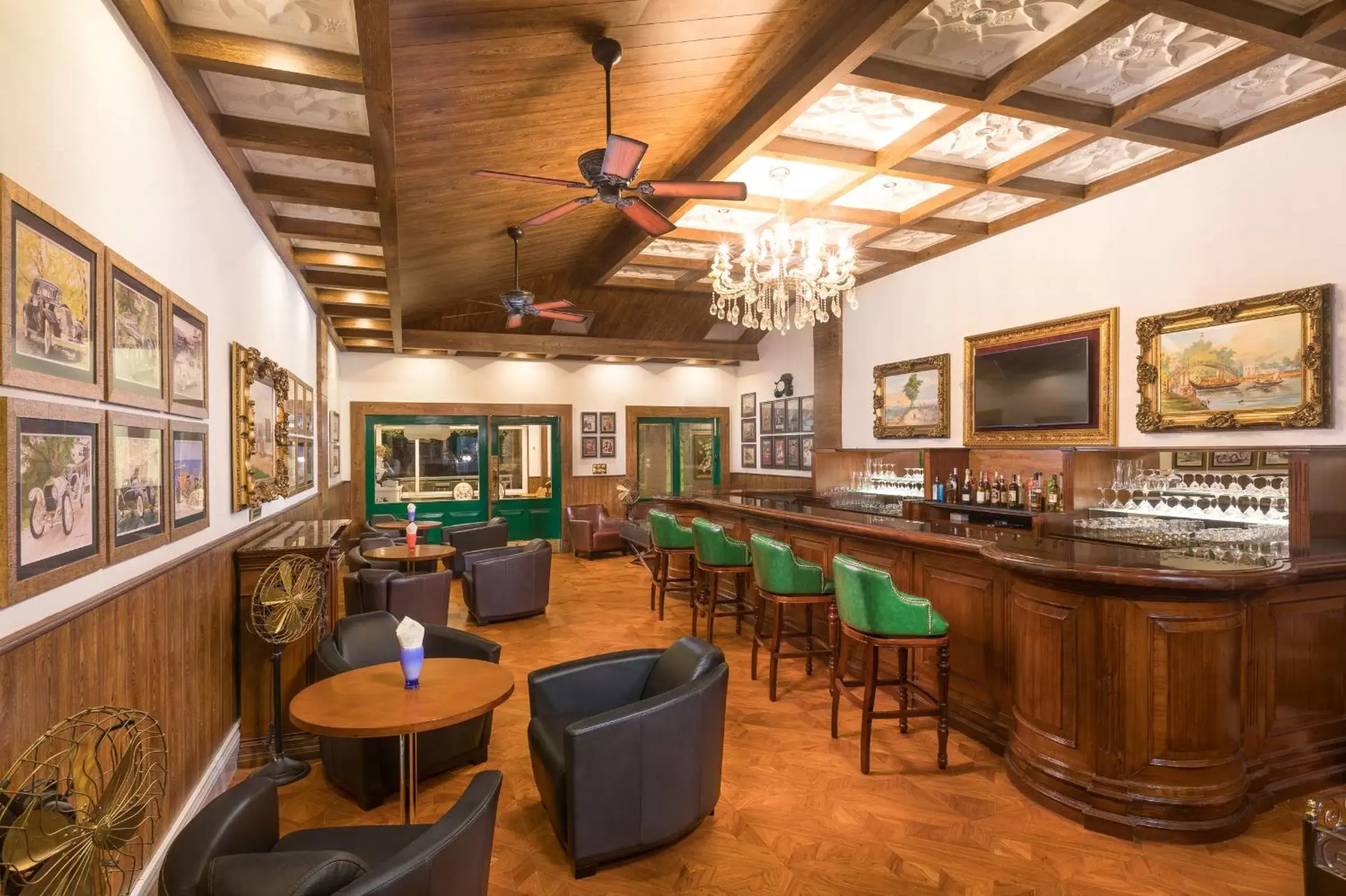 Lounge or bar in MAYFAIR Himalayan Spa Resort Lounge or bar in MAYFAIR Himalayan Spa Resort