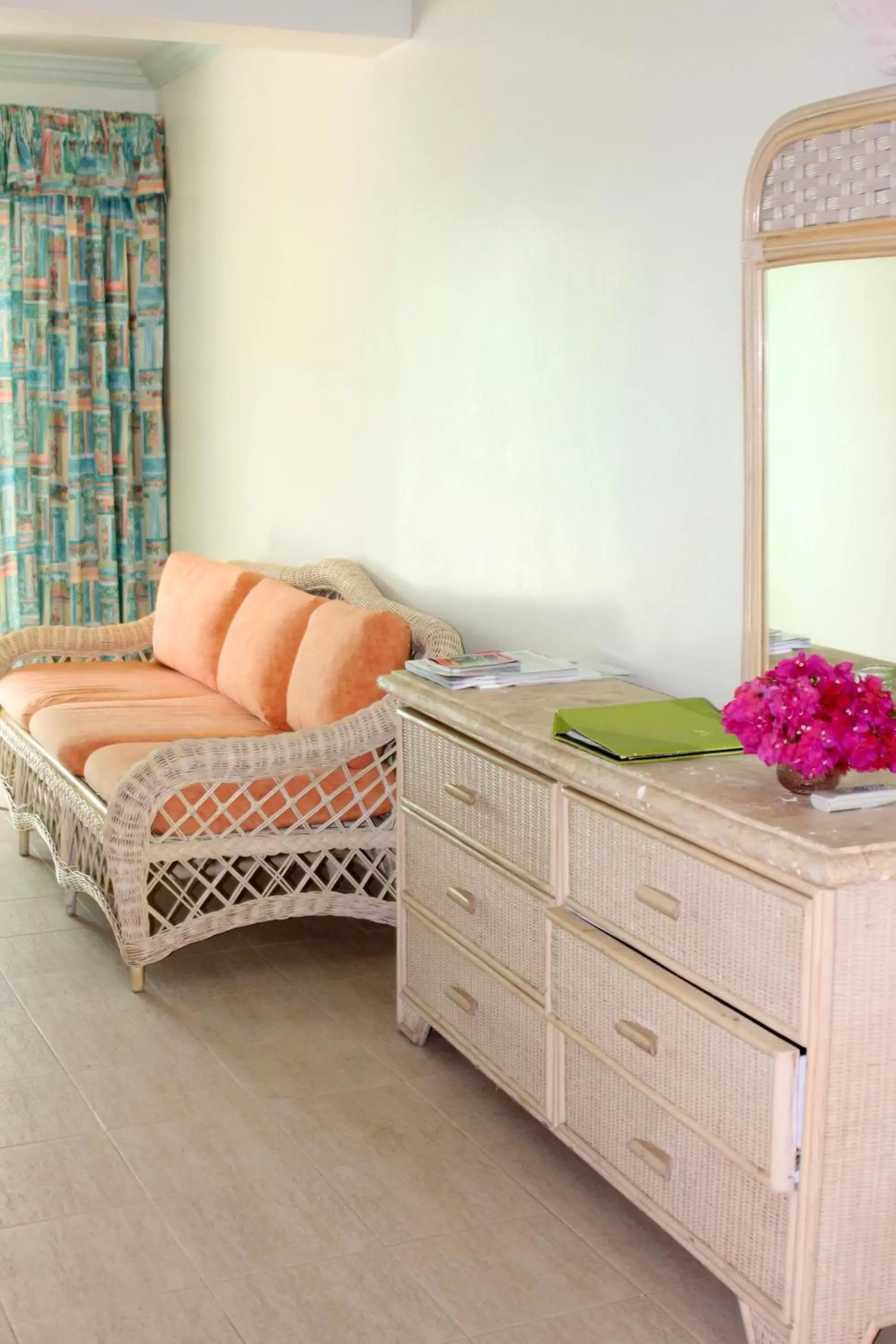 Living room, Bed in Dover Beach Hotel