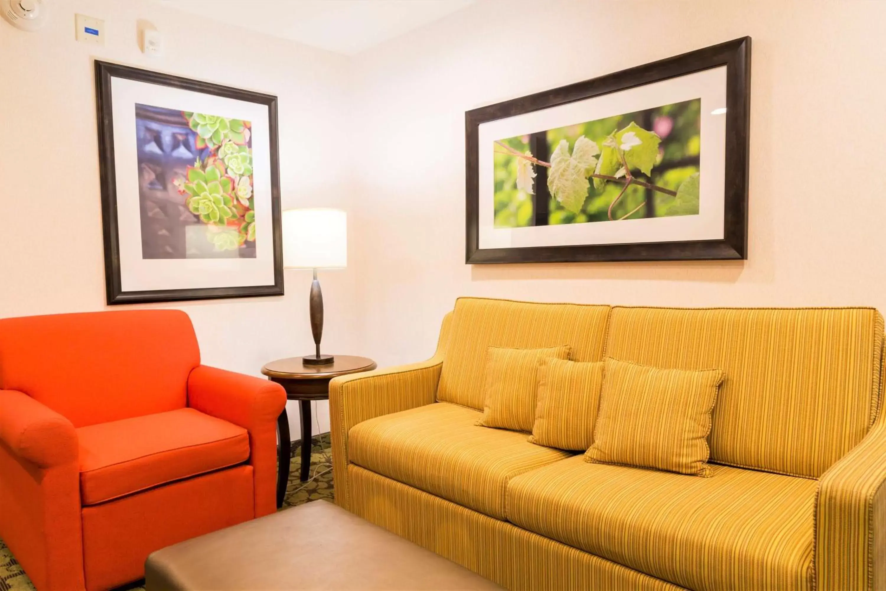 Living room, Seating Area in Hilton Garden Inn Auburn