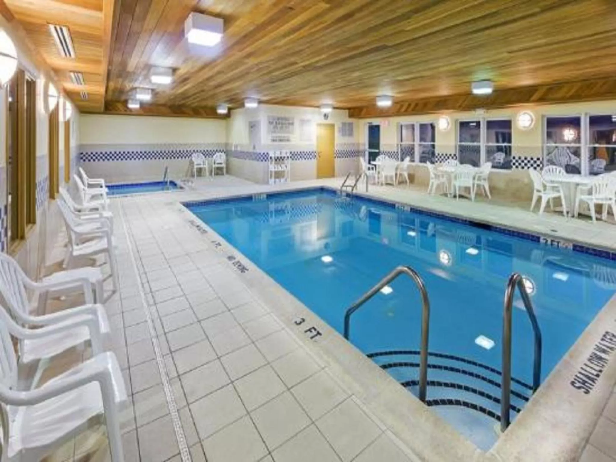 Swimming pool in Country Inn & Suites by Radisson, Lehighton-Jim Thorpe, PA