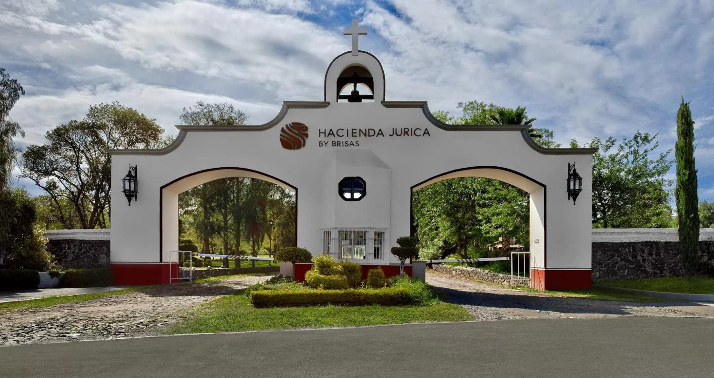 Facade/entrance, Property Building in Hacienda Jurica by Brisas