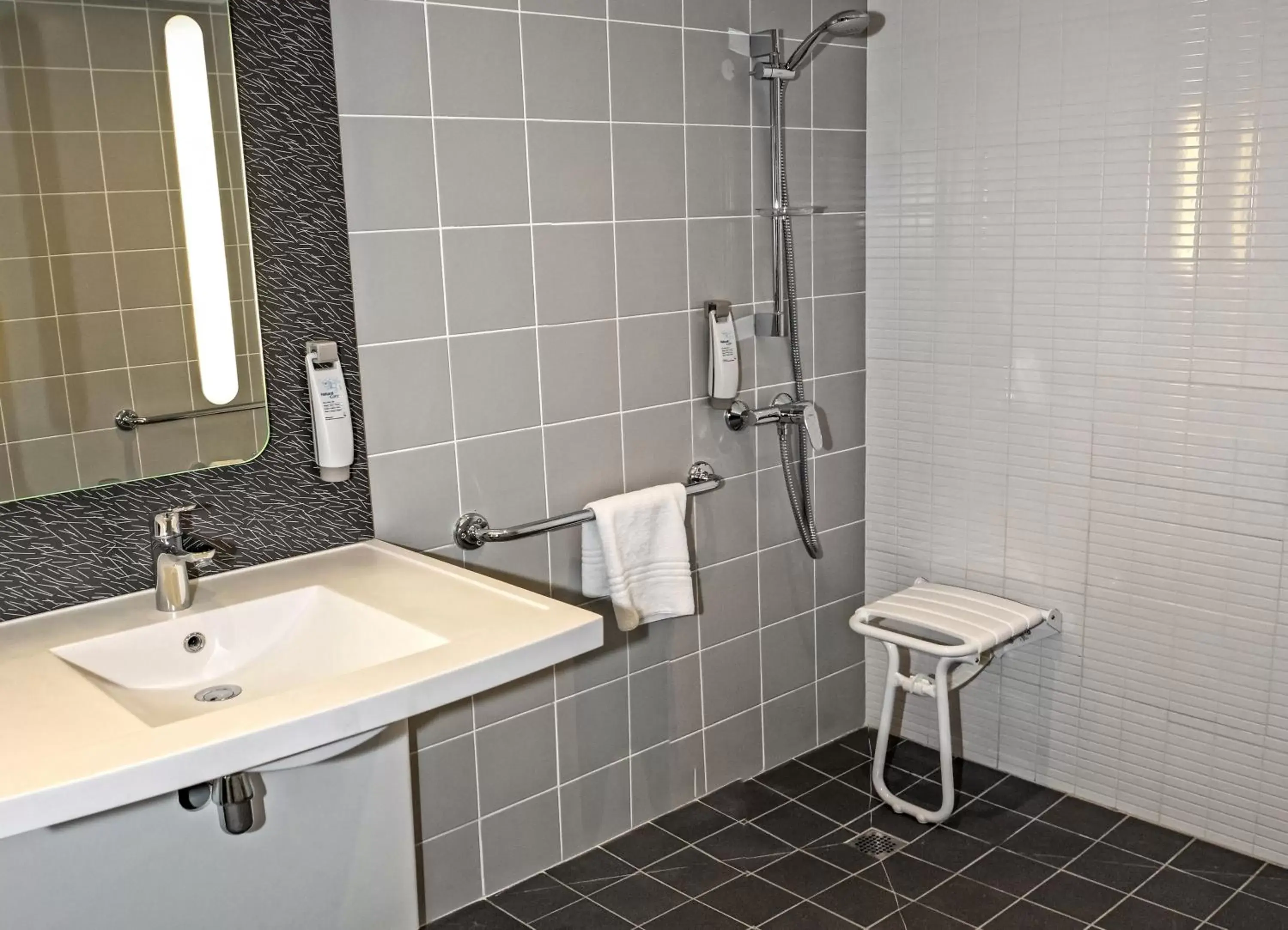 Bathroom in Ibis Saint-Genis-Pouilly Genève