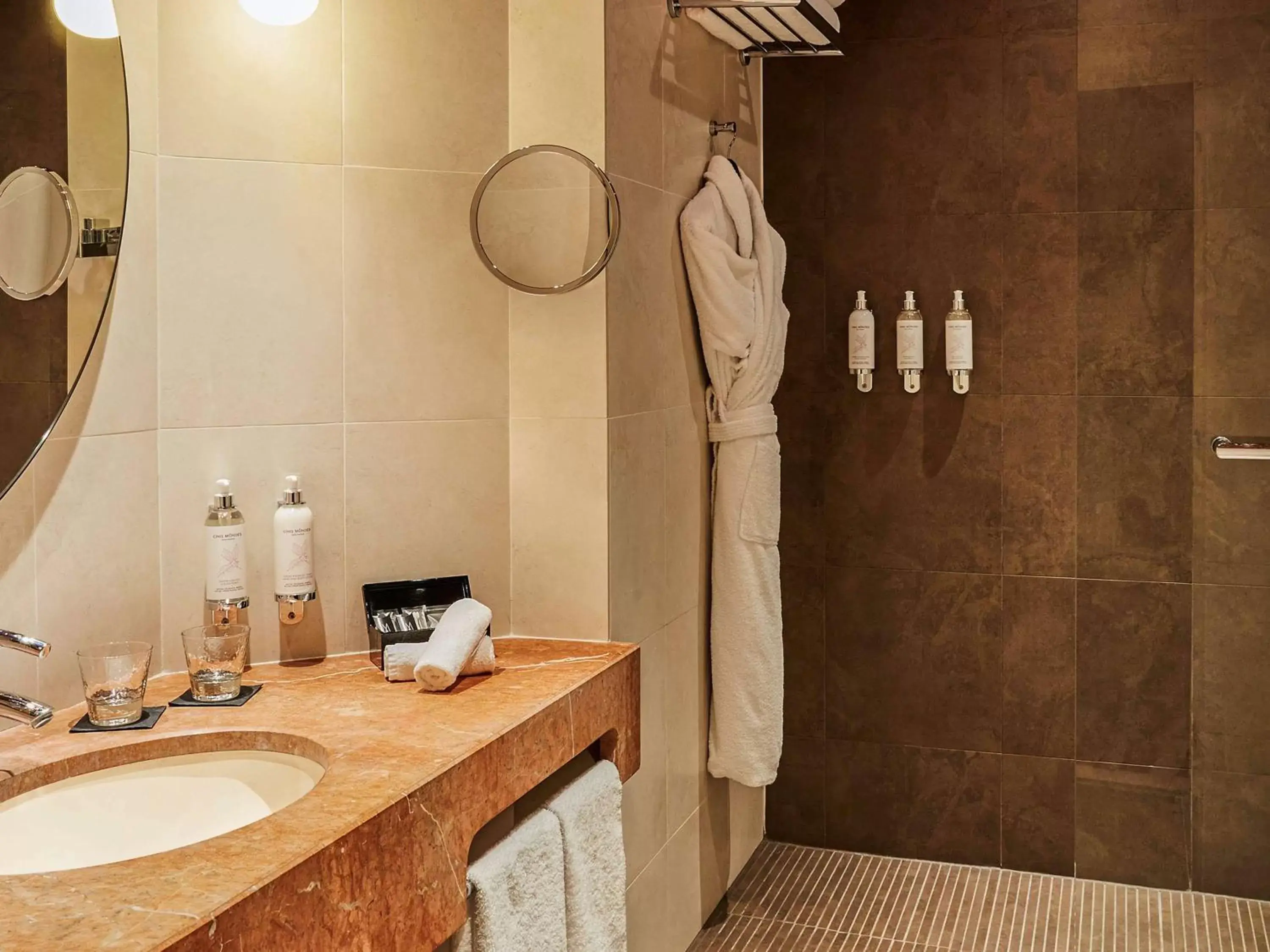 Photo of the whole room, Bathroom in Nest Paris La Défense - MGallery