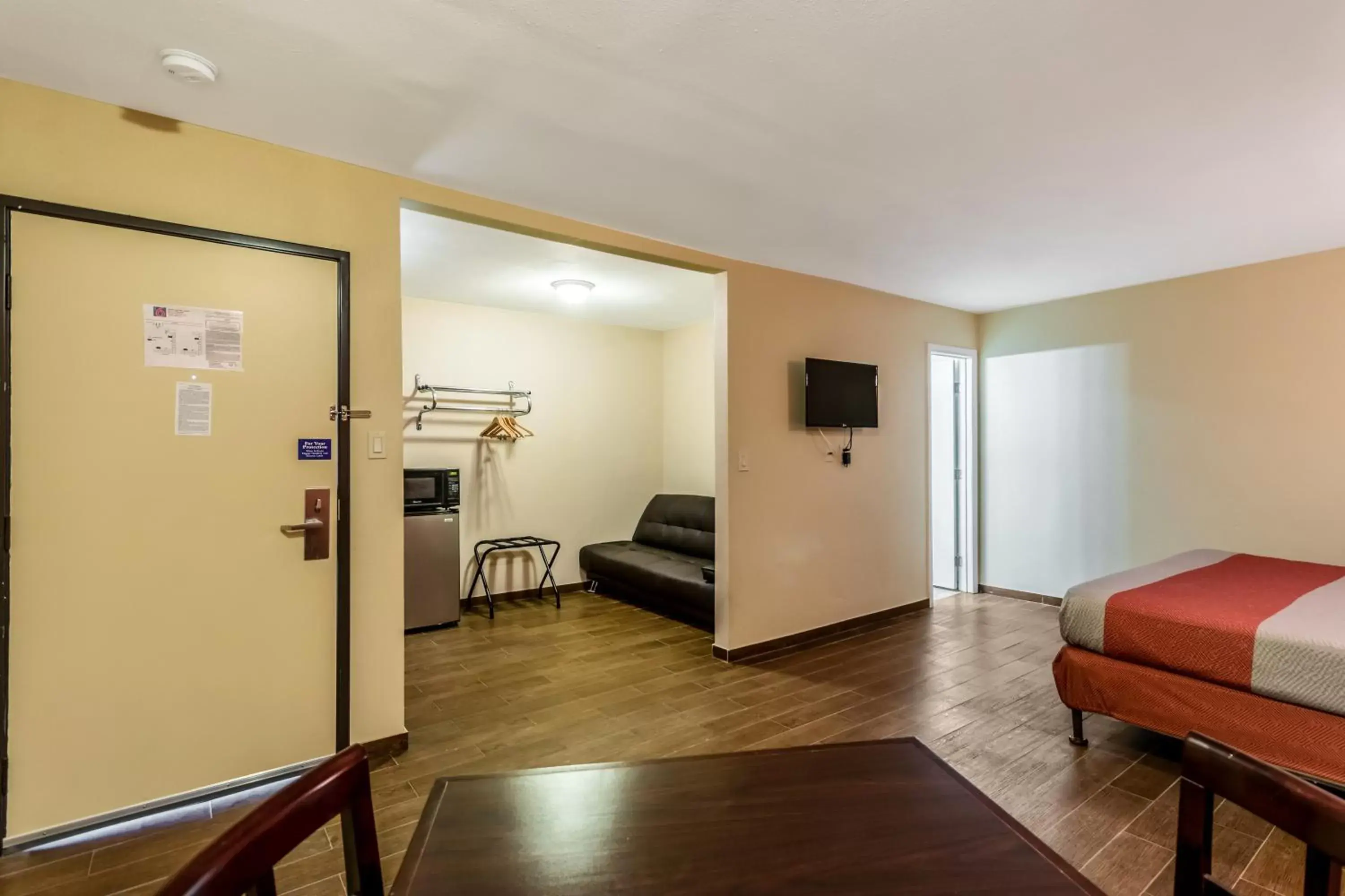 Bedroom, Seating Area in Motel 6-Blythe, CA - South