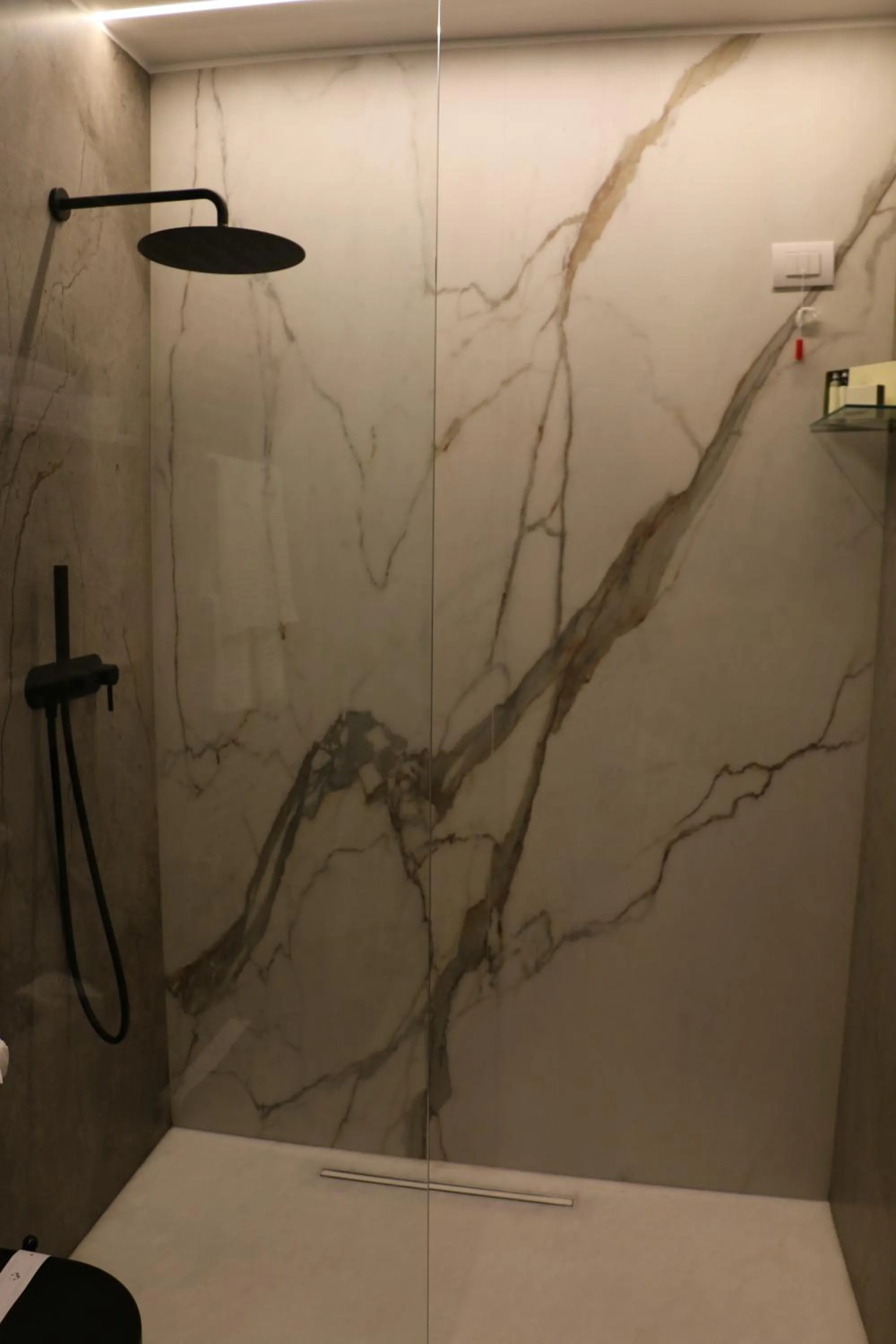 Shower in Albergo Del Sedile