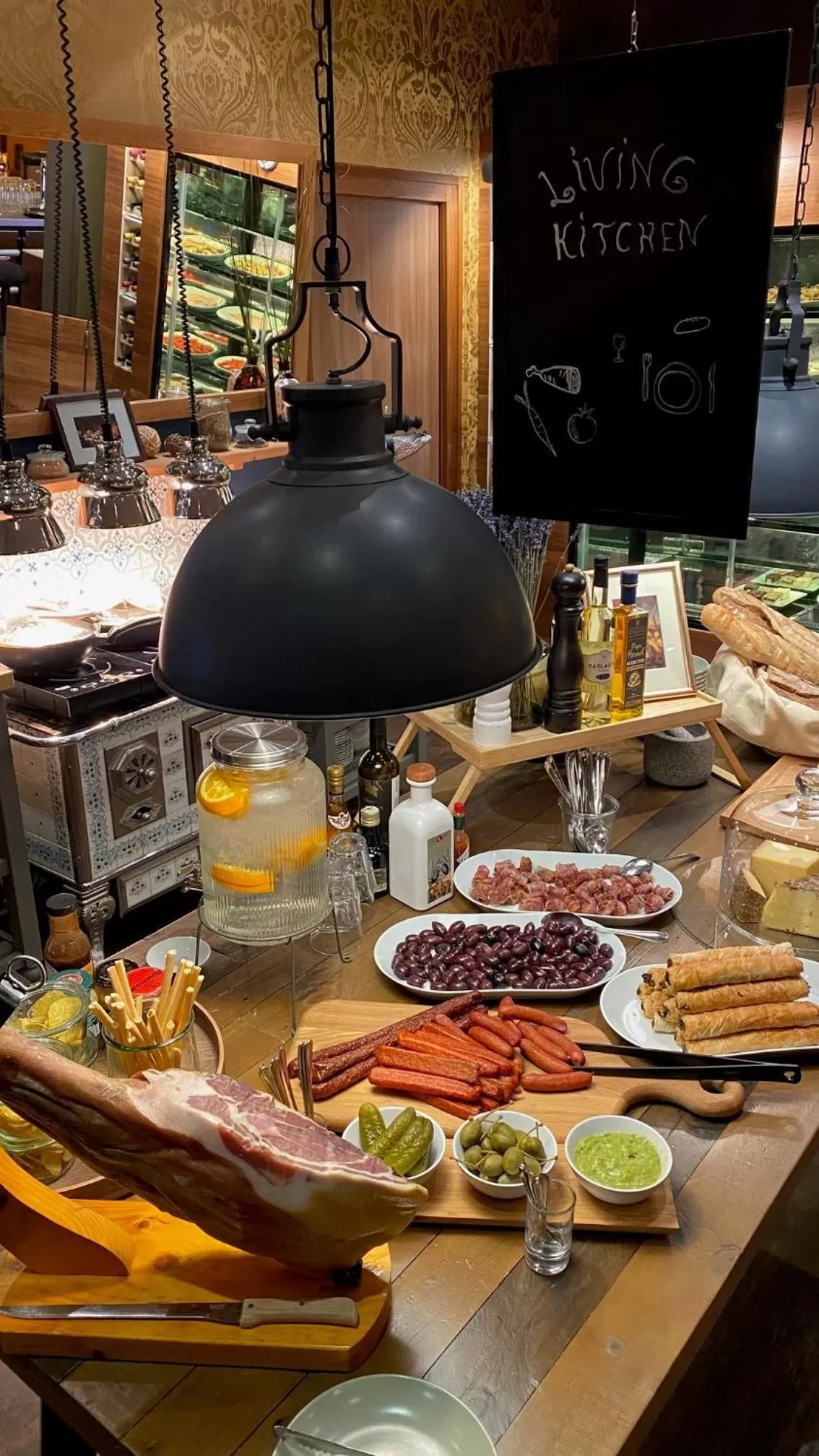 Restaurant/places to eat in Hotel Bacchus