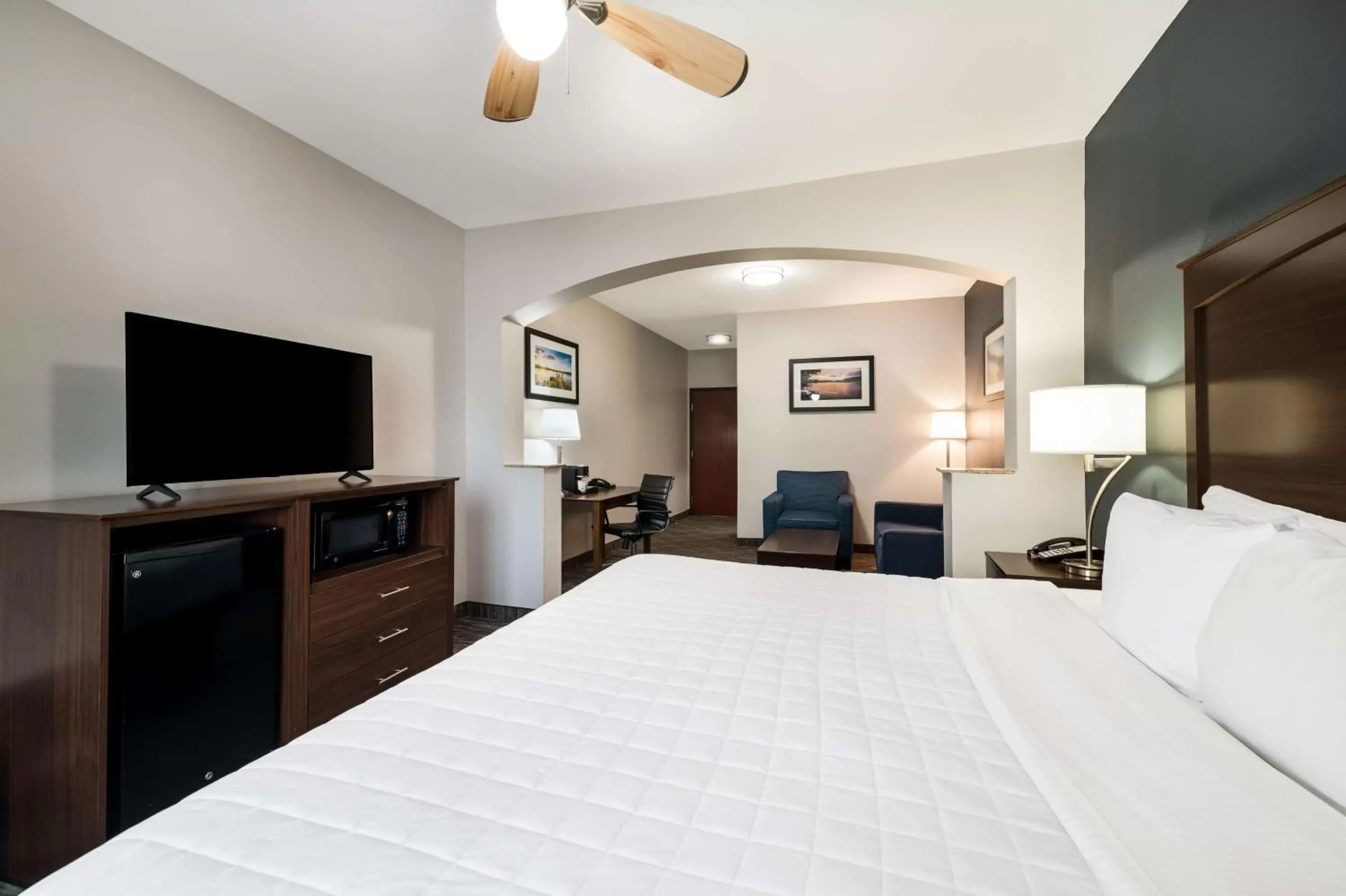 Photo of the whole room, Bed in Best Western Plus Lake Dallas Inn & Suites
