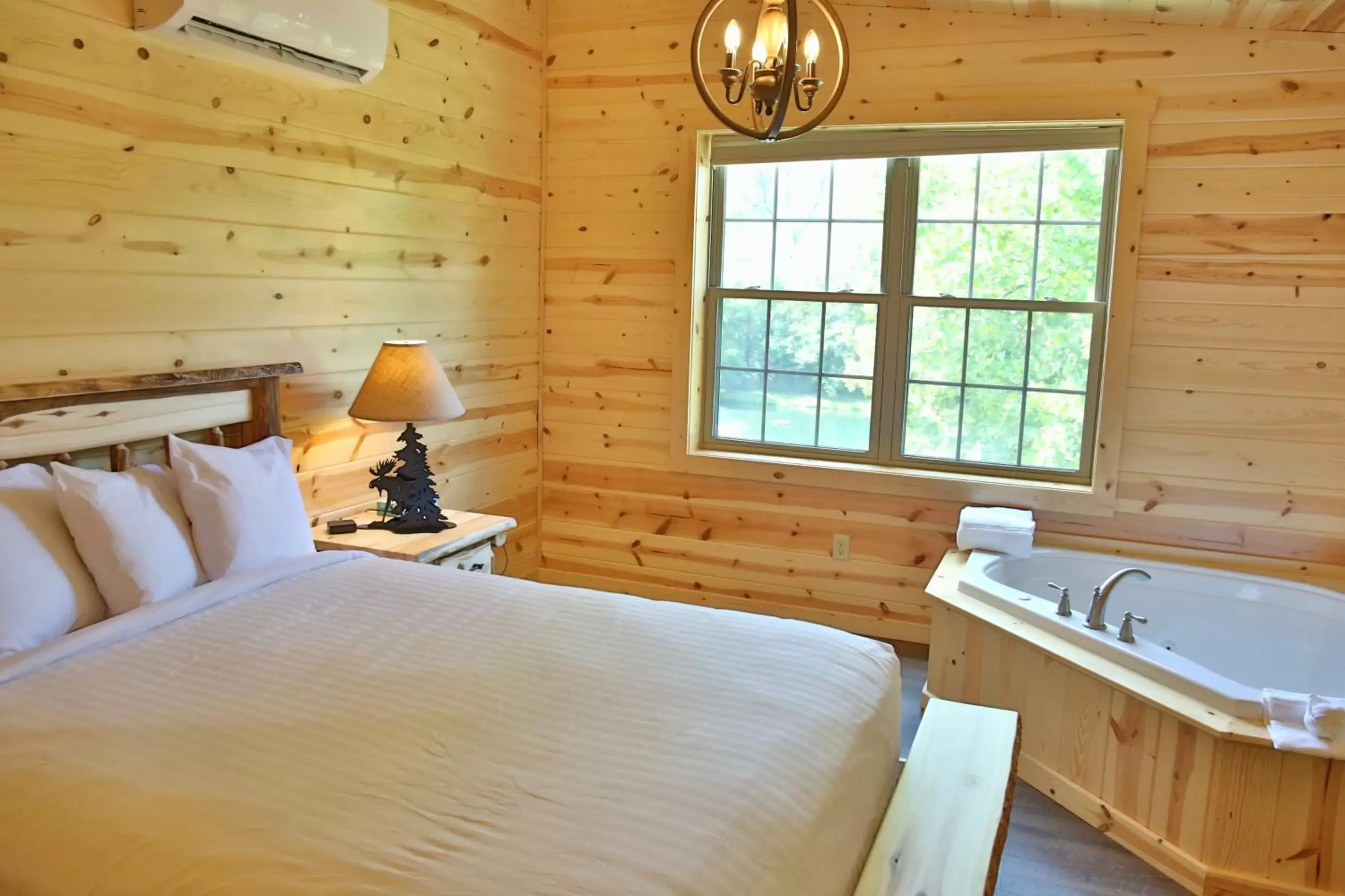 Bedroom, Bed in Waterview Lodge by Amish Country Lodging