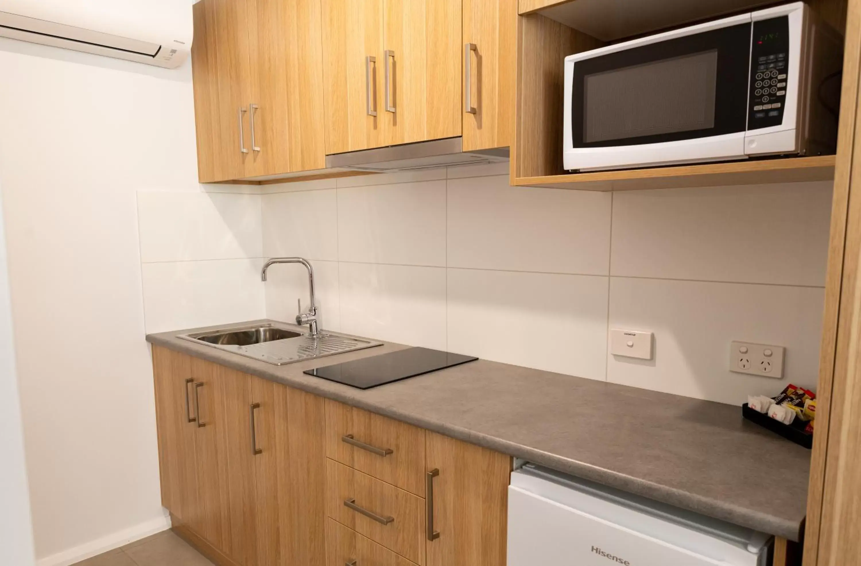 Kitchen or kitchenette, Kitchen/Kitchenette in Econo Lodge Mildura