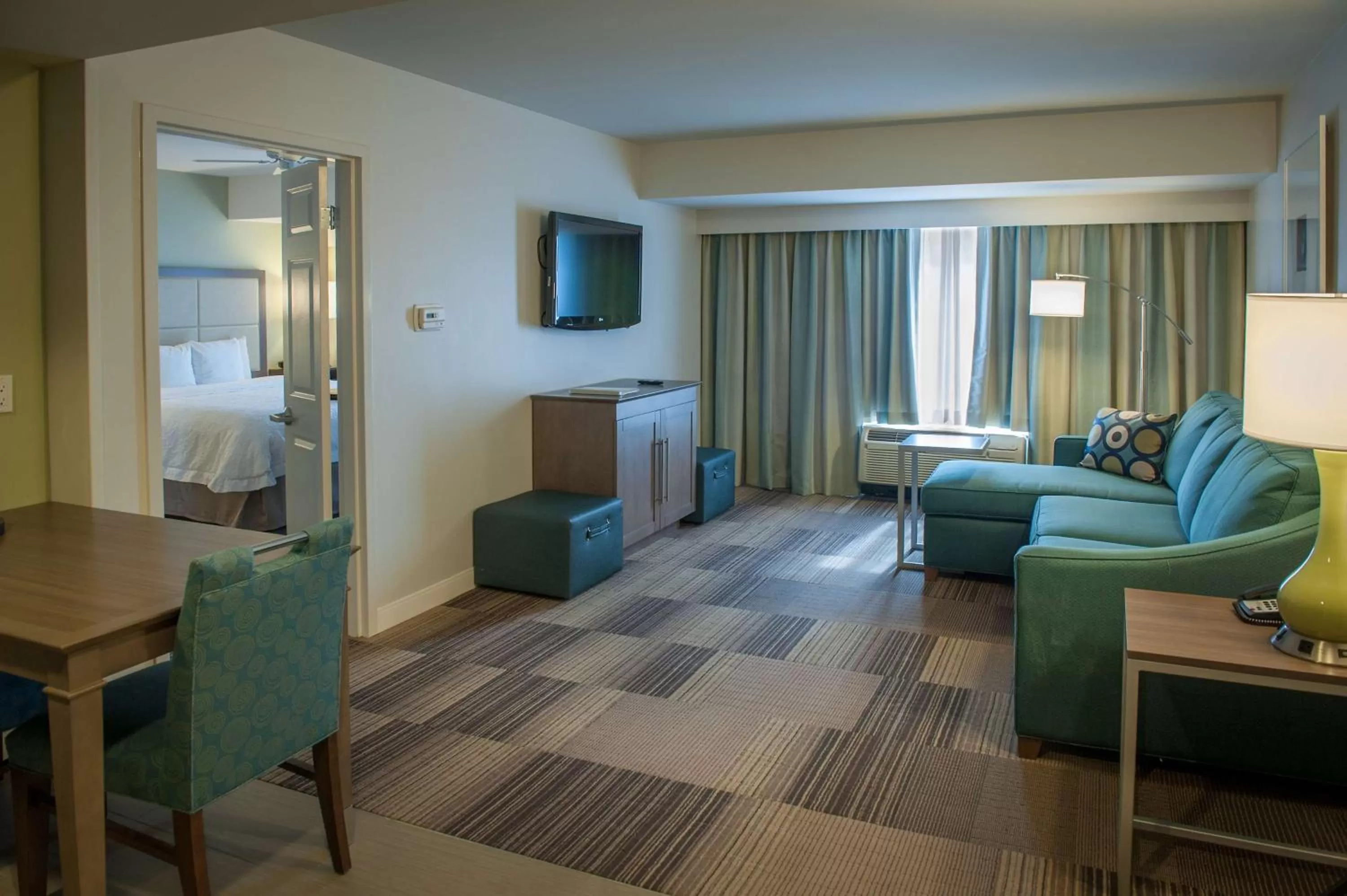 Living room, Bed in Hampton Inn & Suites New Orleans/Elmwood