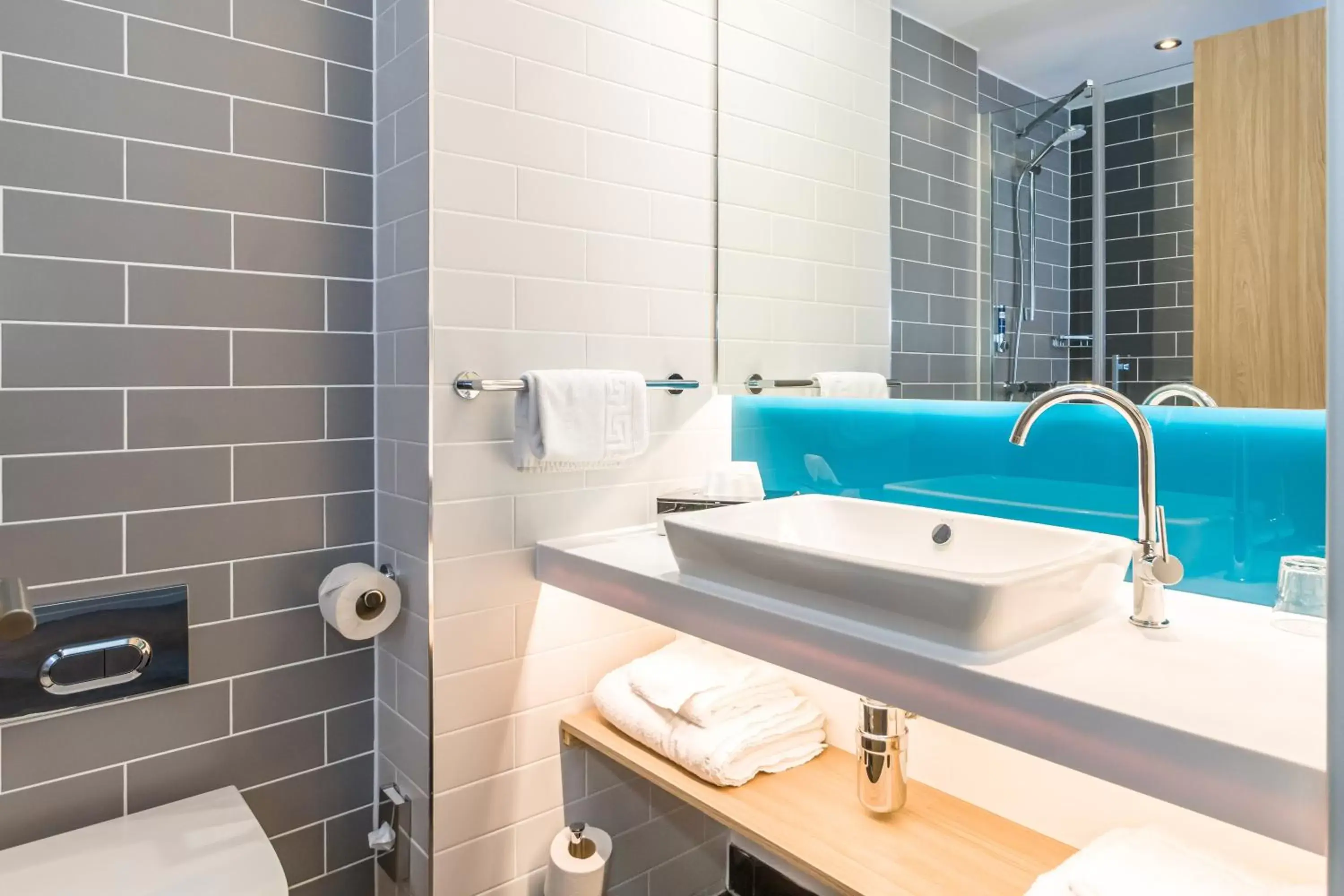 Bathroom in Holiday Inn Express - Bodmin - Victoria Junction, an IHG Hotel