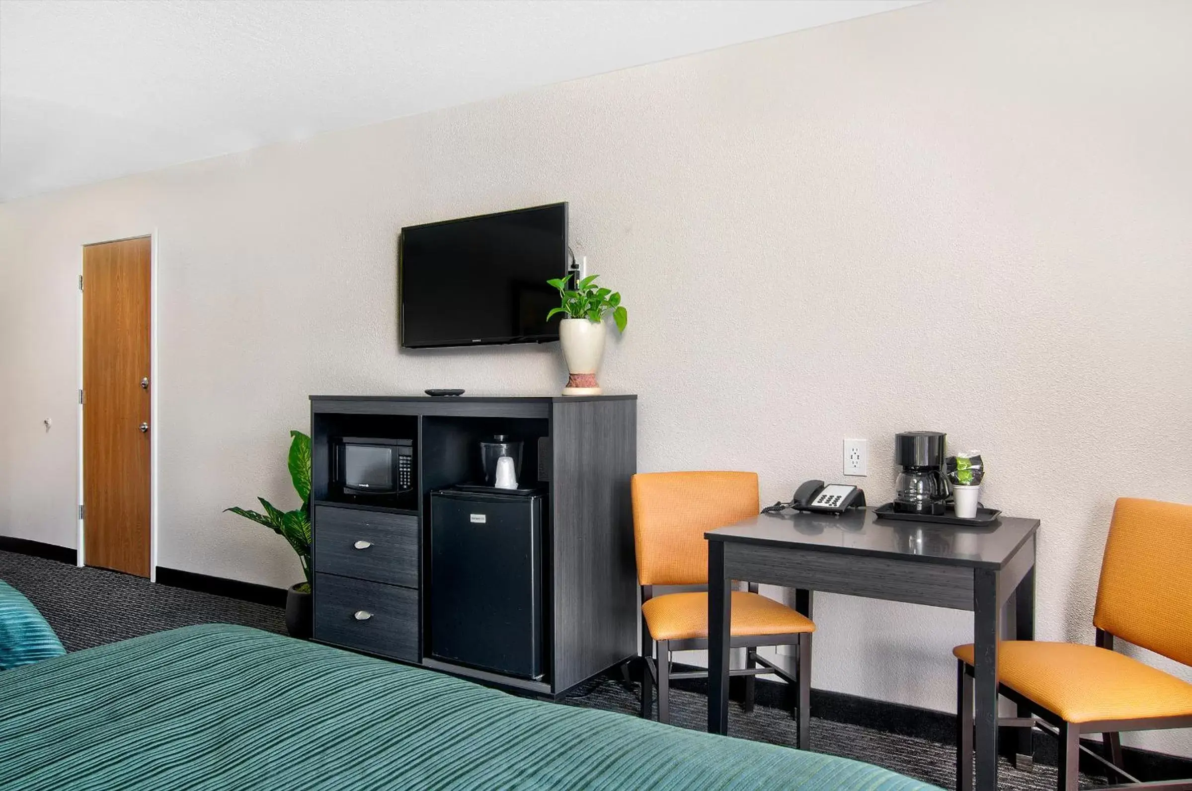 TV and multimedia, TV/Entertainment Center in Quality Inn & Suites South San Jose - Morgan Hill