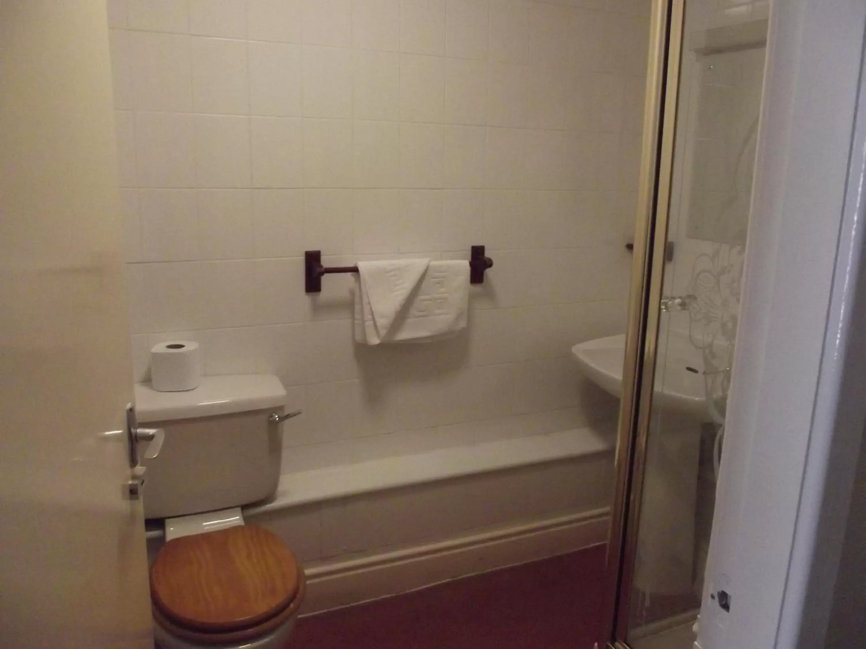 Bathroom in Plas Coch Hotel Ltd