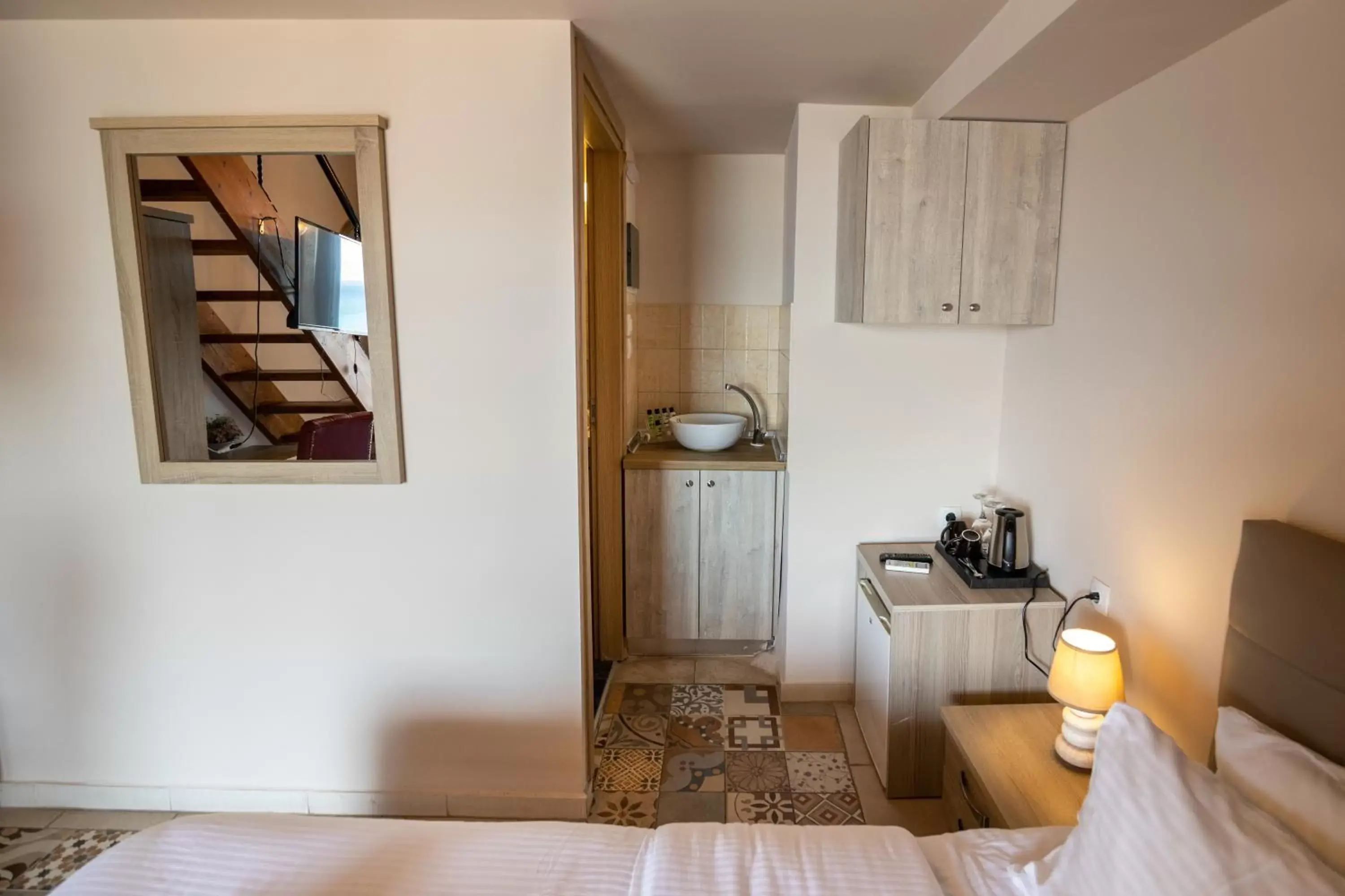 Bed, Kitchen/Kitchenette in Votsalakia Hotel & Suites