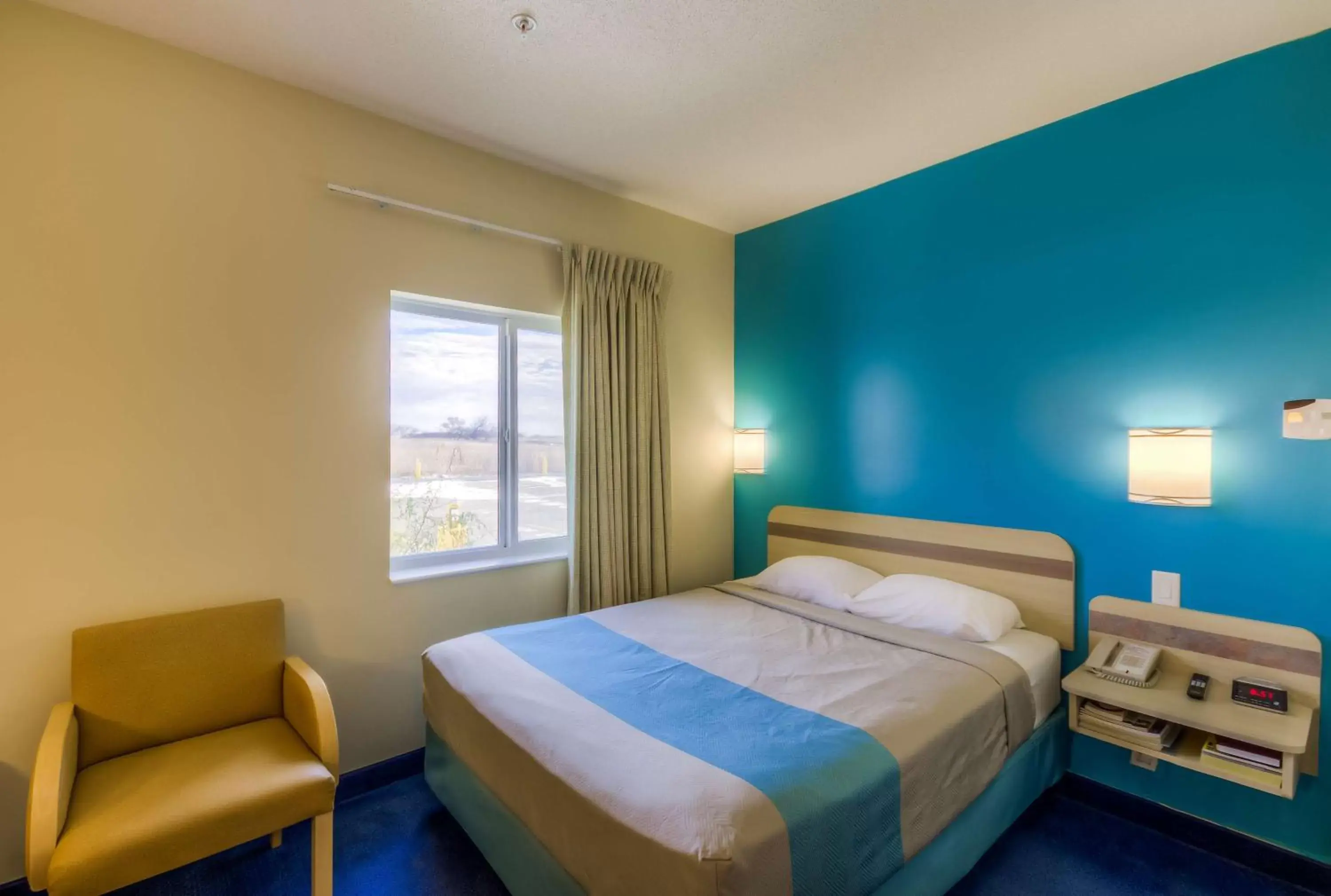 Bedroom, Bed in Motel 6-Estevan, SK