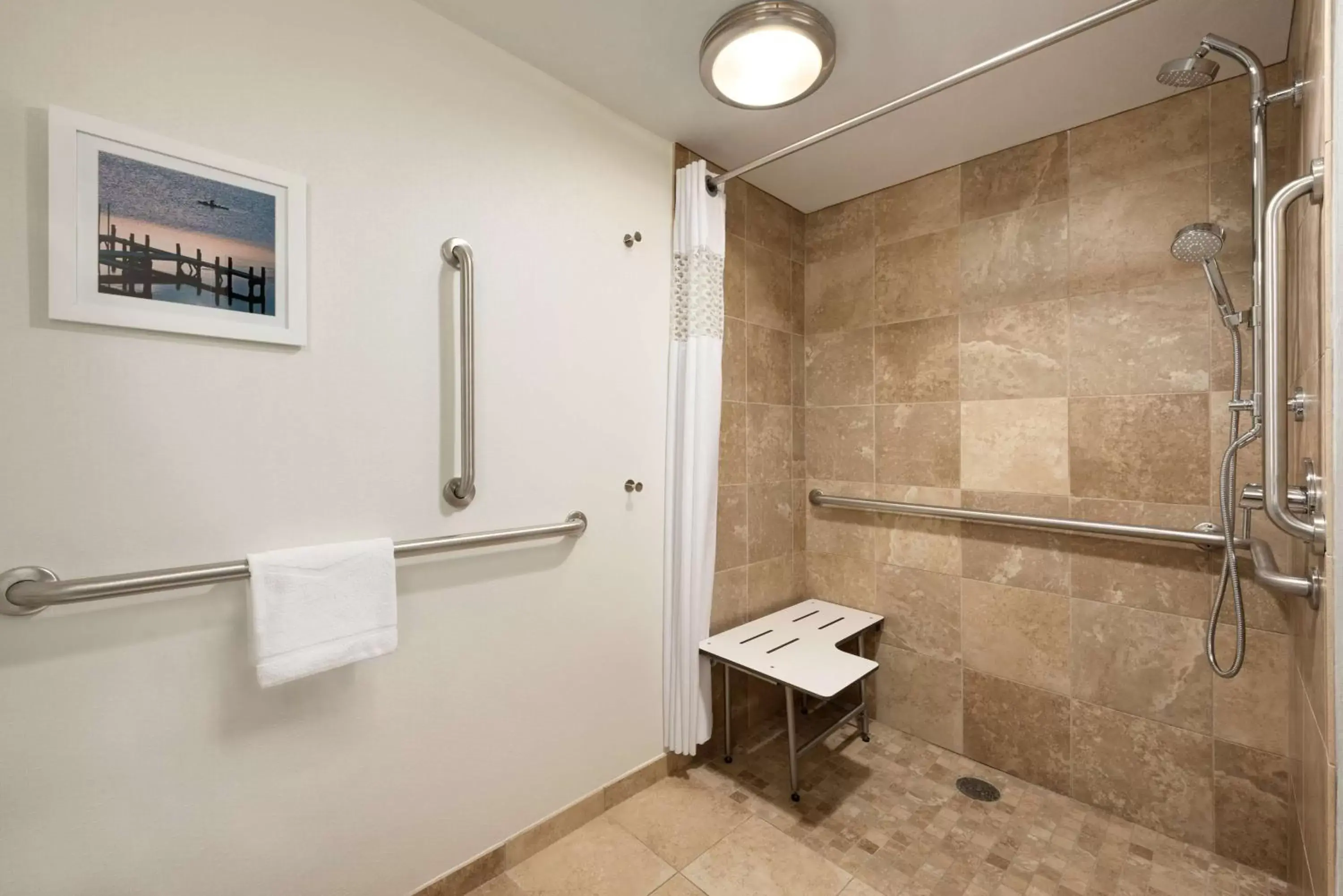 Bathroom in Hampton Inn Appleton-Fox River Mall Area