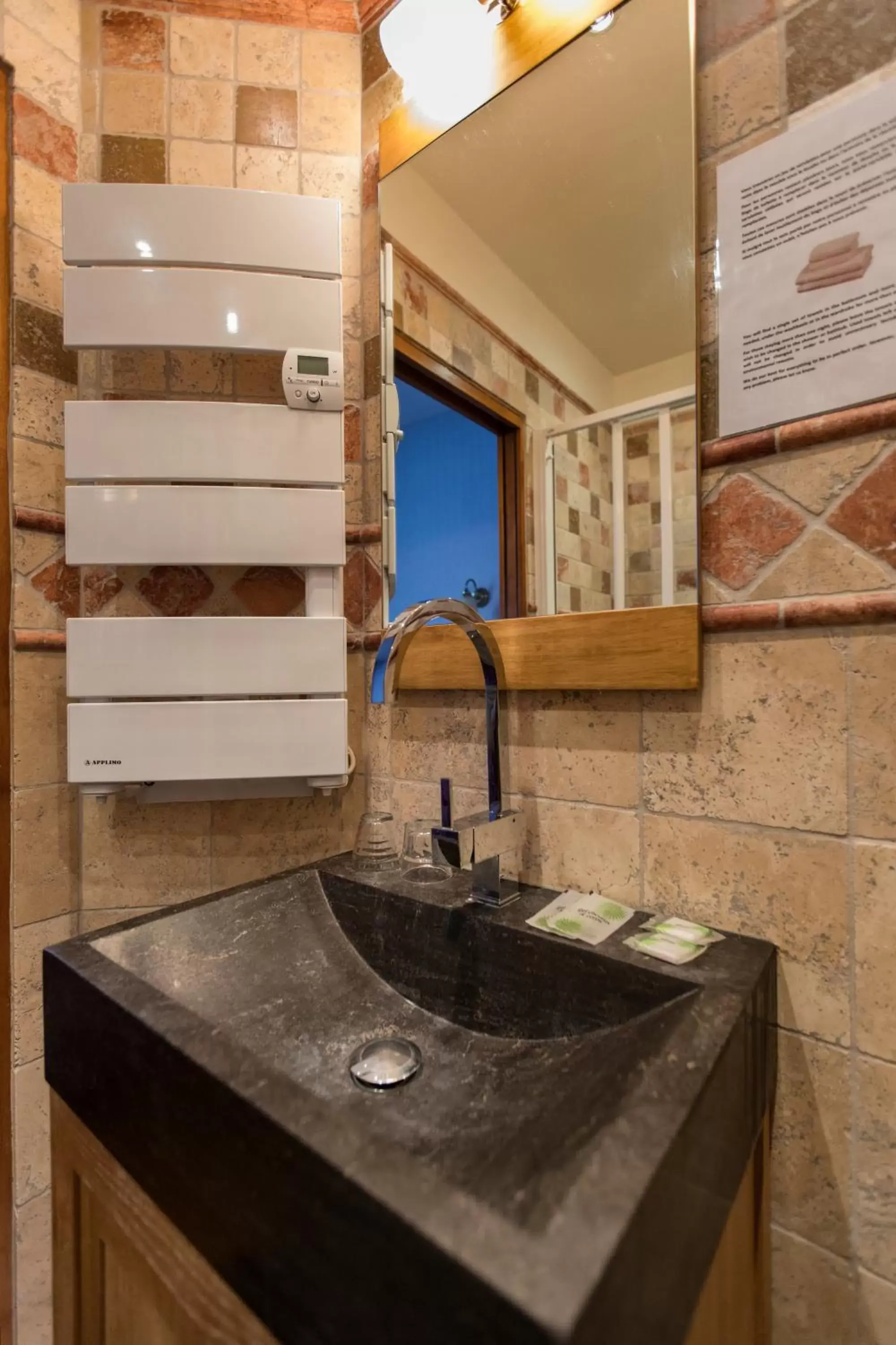 Bathroom in Hôtel De Calais