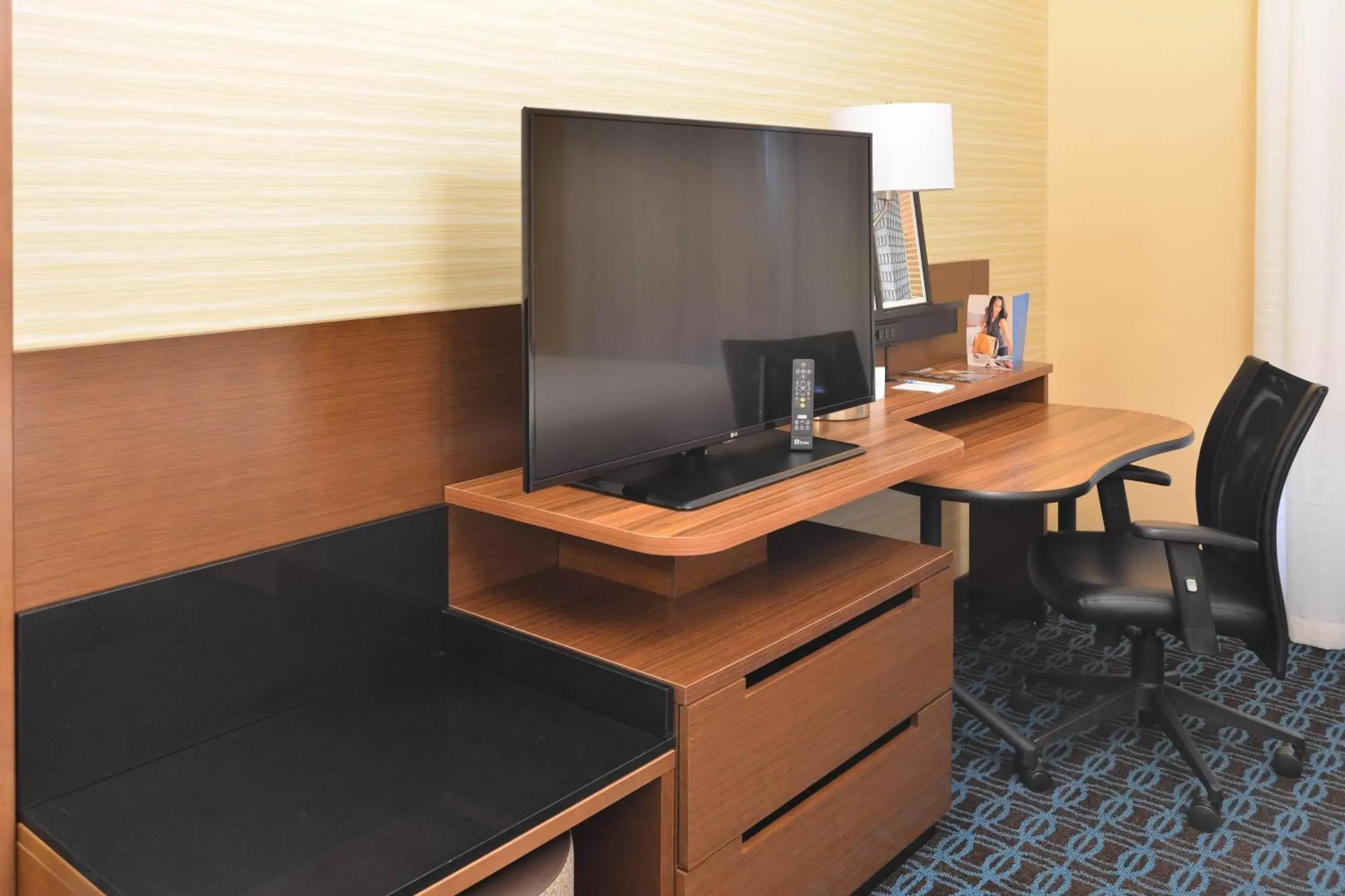 Photo of the whole room, TV/Entertainment Center in Fairfield Inn & Suites by Marriott Eau Claire/Chippewa Falls