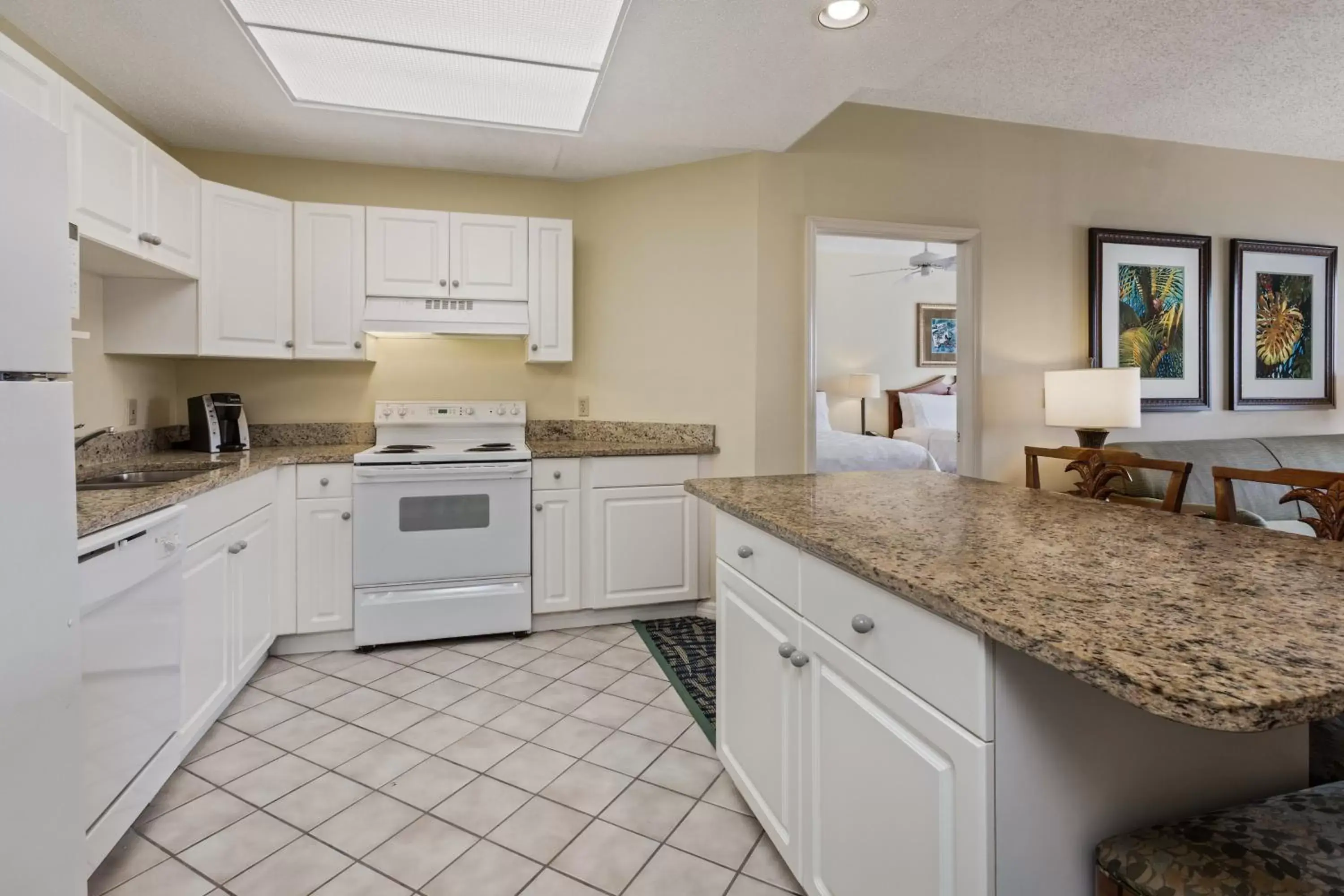 Bedroom, Kitchen/Kitchenette in Holiday Inn & Suites Clearwater Beach S-Harbourside