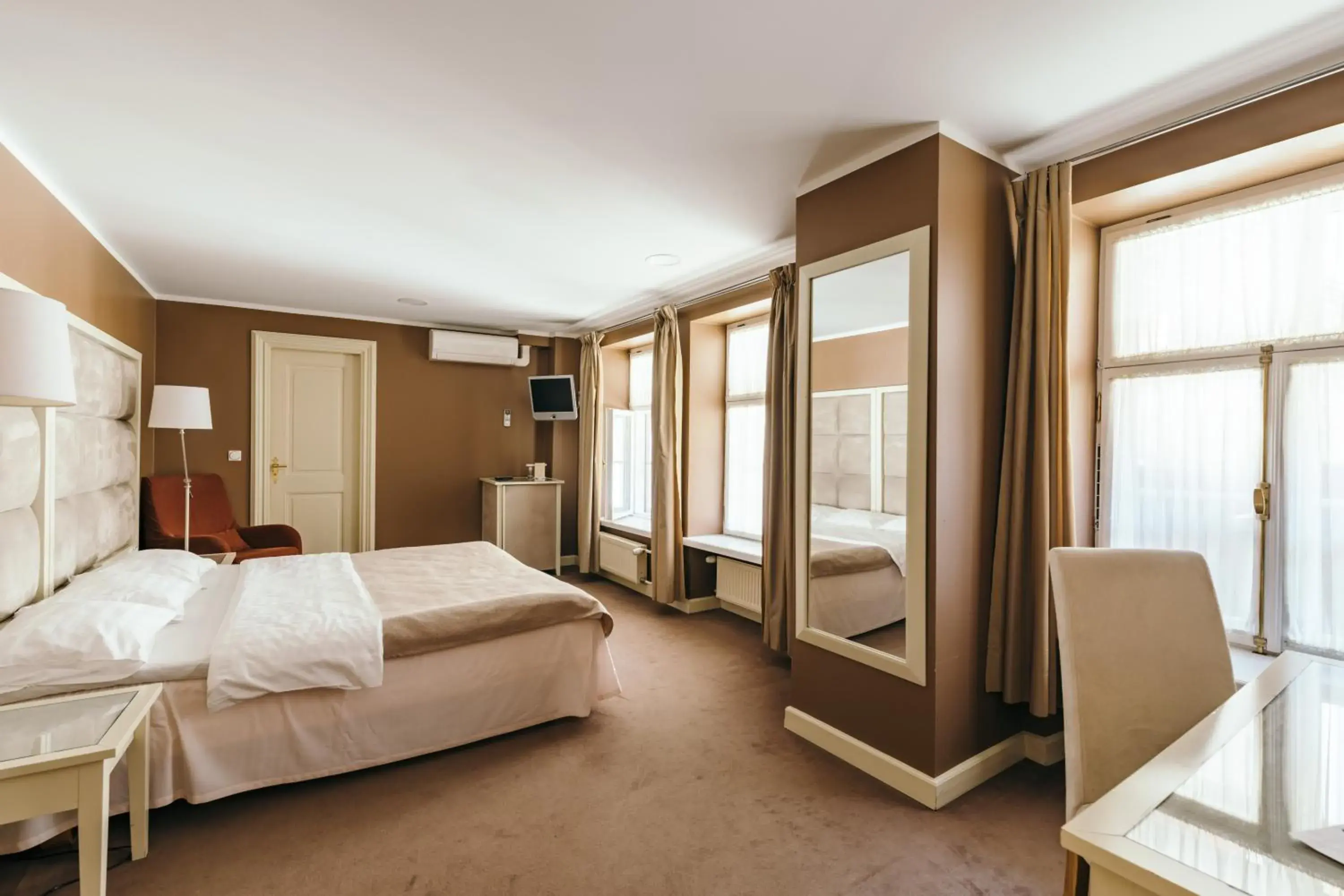 Bedroom in Merchants House Hotel