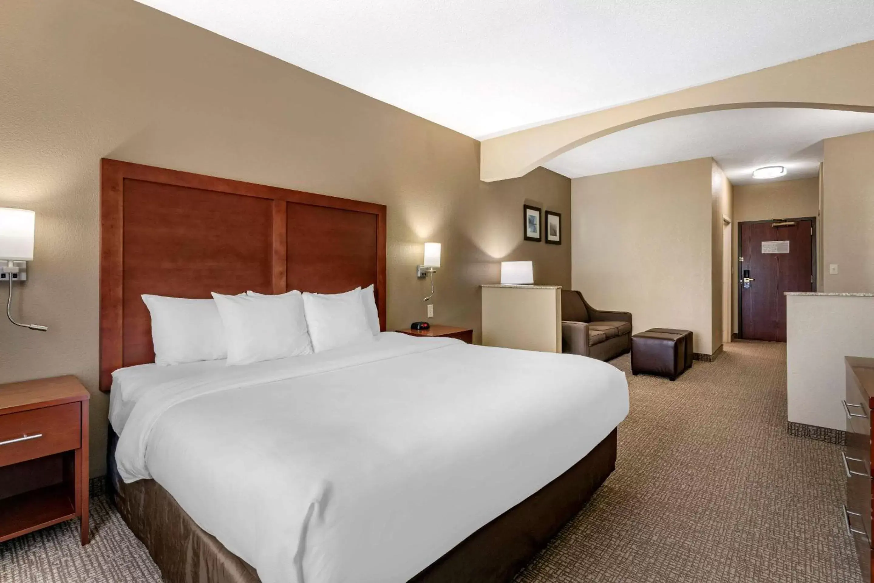 Photo of the whole room, Bed in Comfort Inn & Suites St Louis-O'Fallon