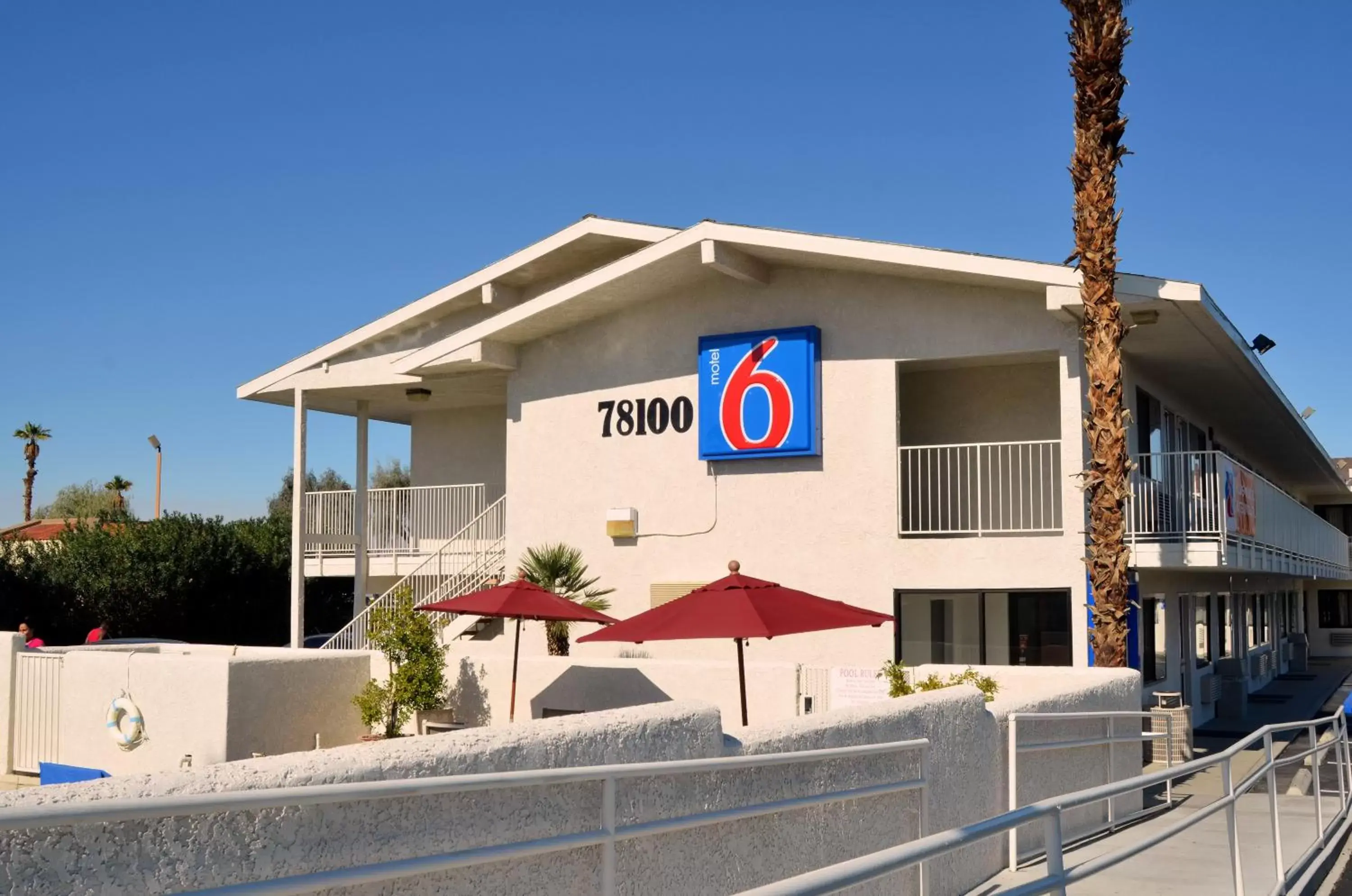 Property building in Motel 6-Palm Desert, CA - Palm Springs Area Property building in Motel 6-Palm Desert, CA - Palm Springs Area