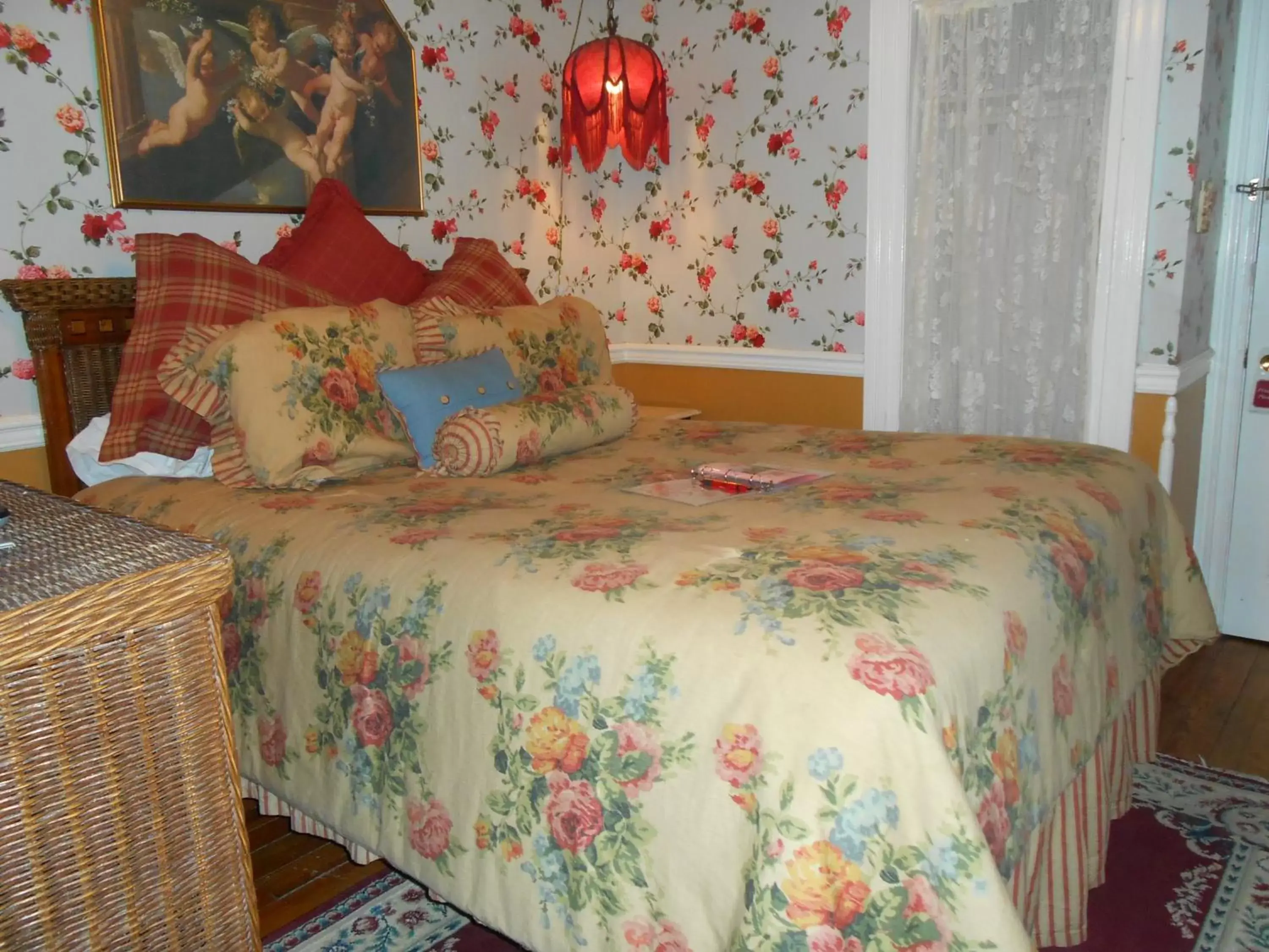 Bed in Angel of the Sea Bed and Breakfast