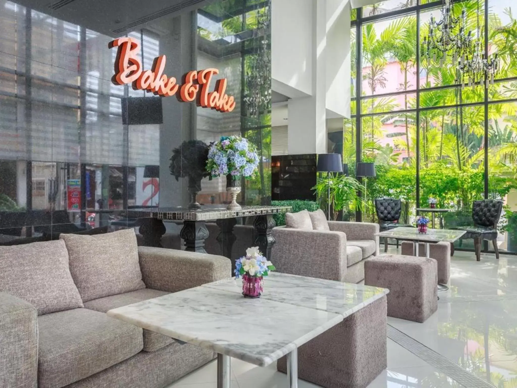 Lounge or bar in Sunbeam Hotel Pattaya - SHA Extra Plus