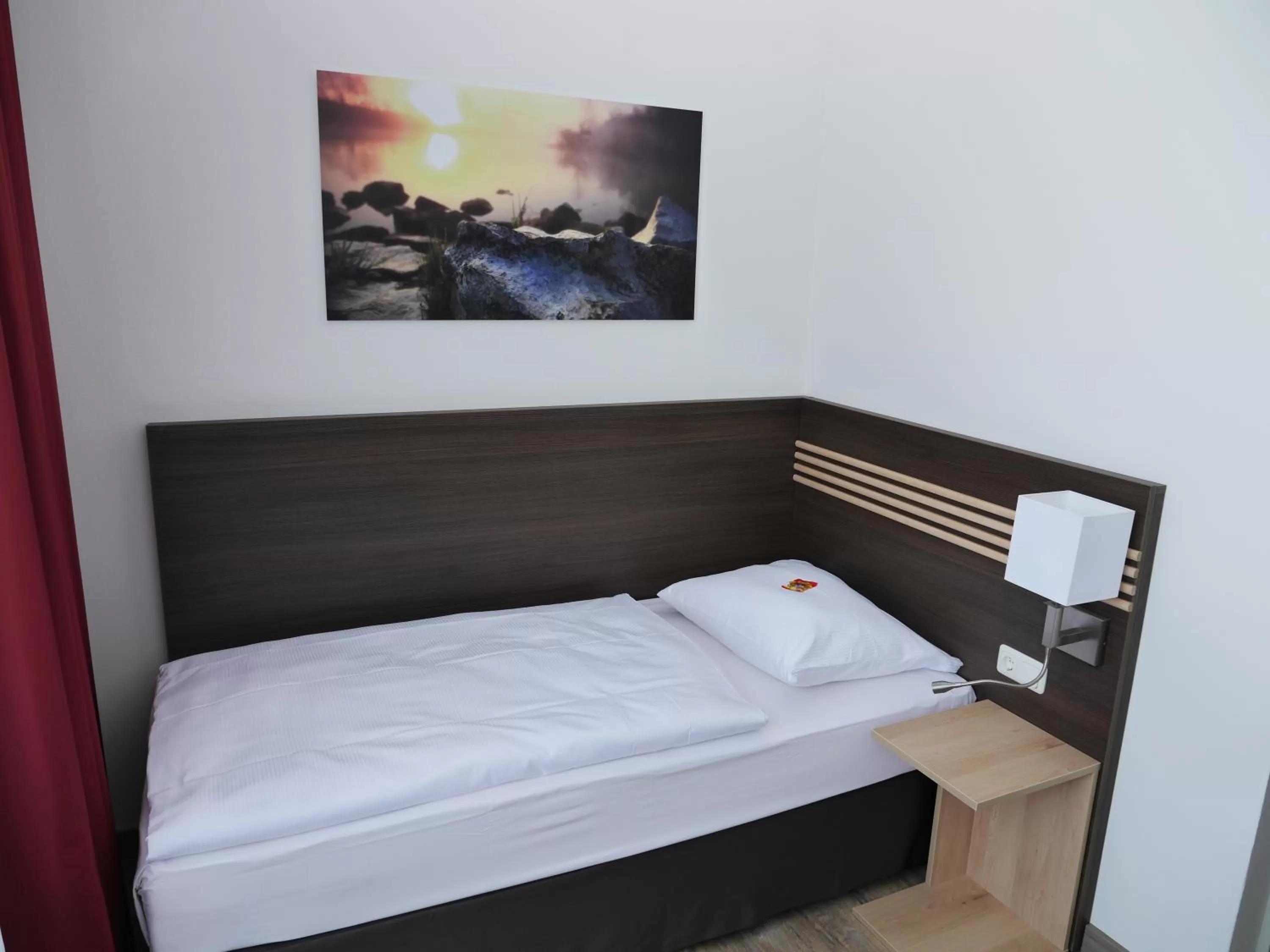 Bed in Ruhr Inn Hotel