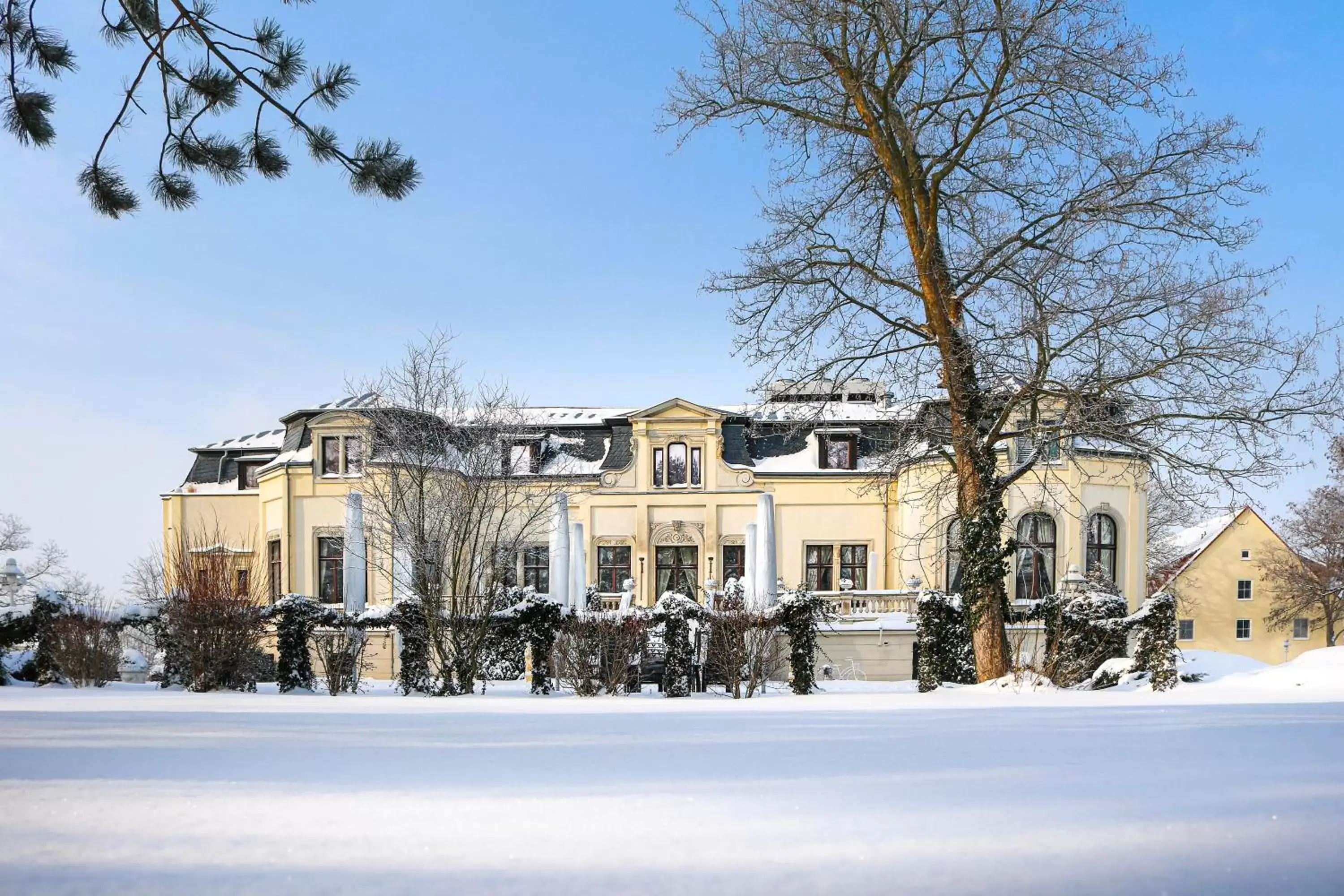 Property building, Winter in Schloss Breitenfeld Hotel & Tagung
