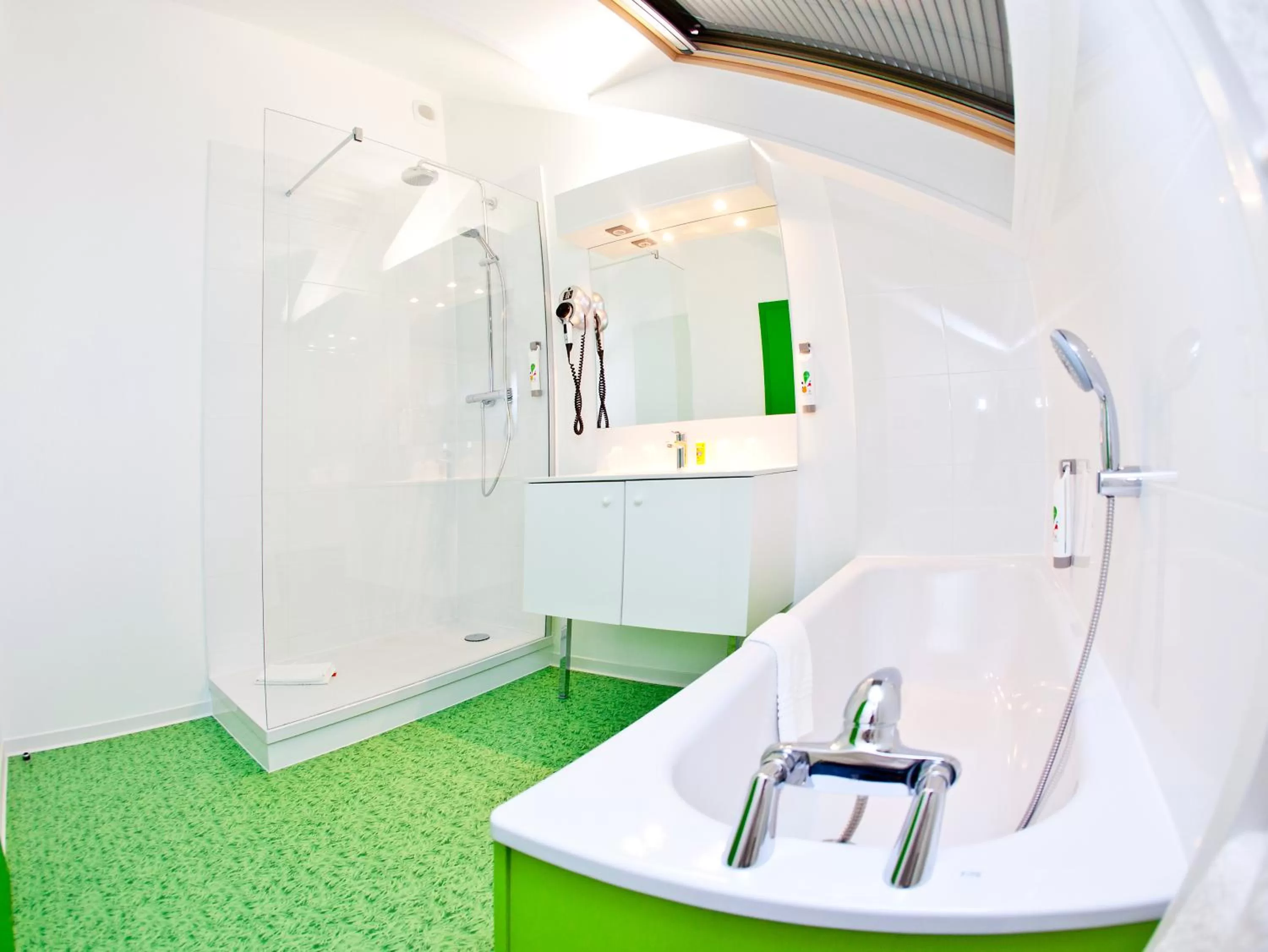 Bathroom in ibis Styles Sarrebourg