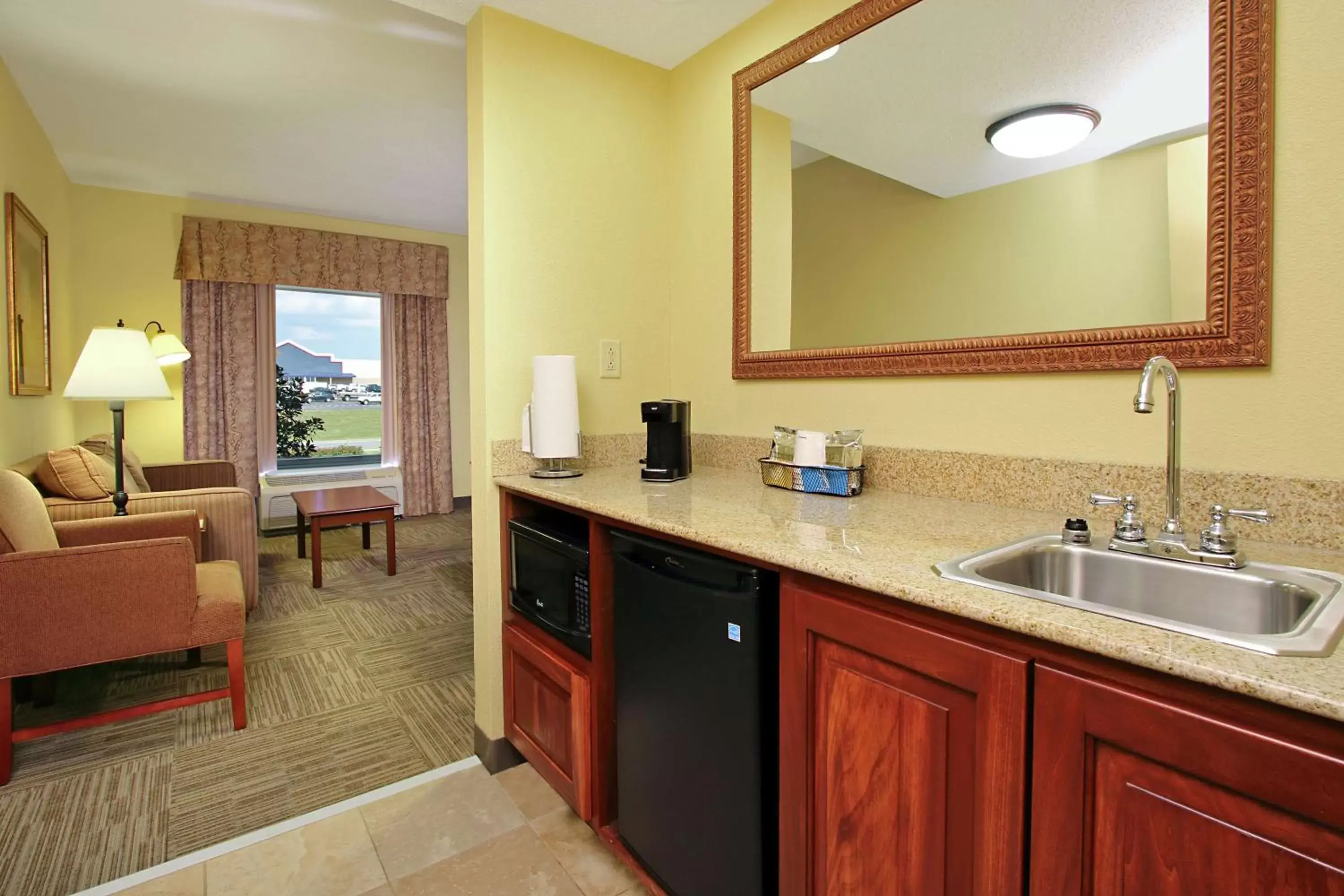 Photo of the whole room, Kitchen/Kitchenette in Hampton Inn & Suites Murray