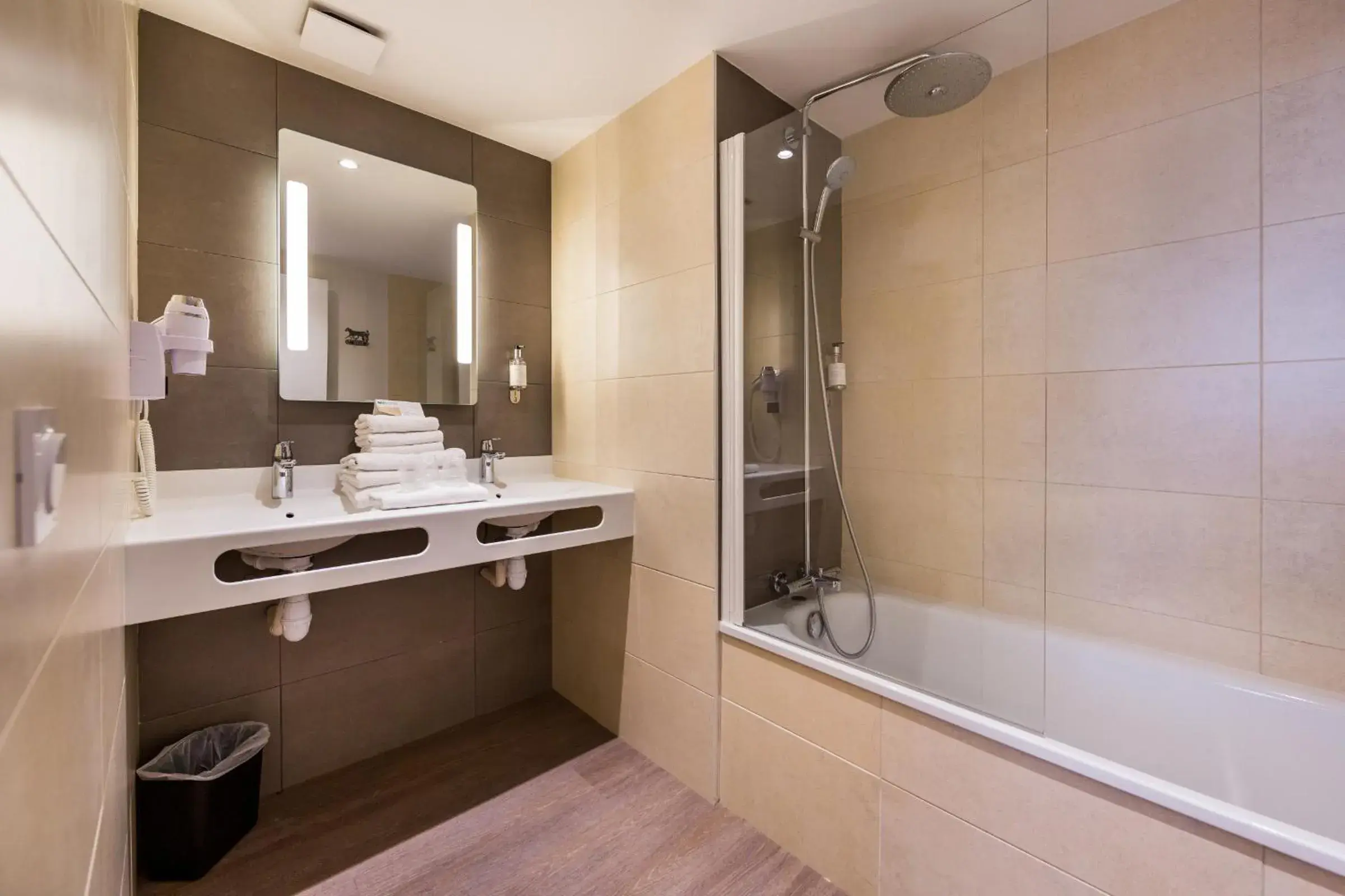 Bathroom in Brit Hotel Ploermel - Hotel de l'Hippodrome