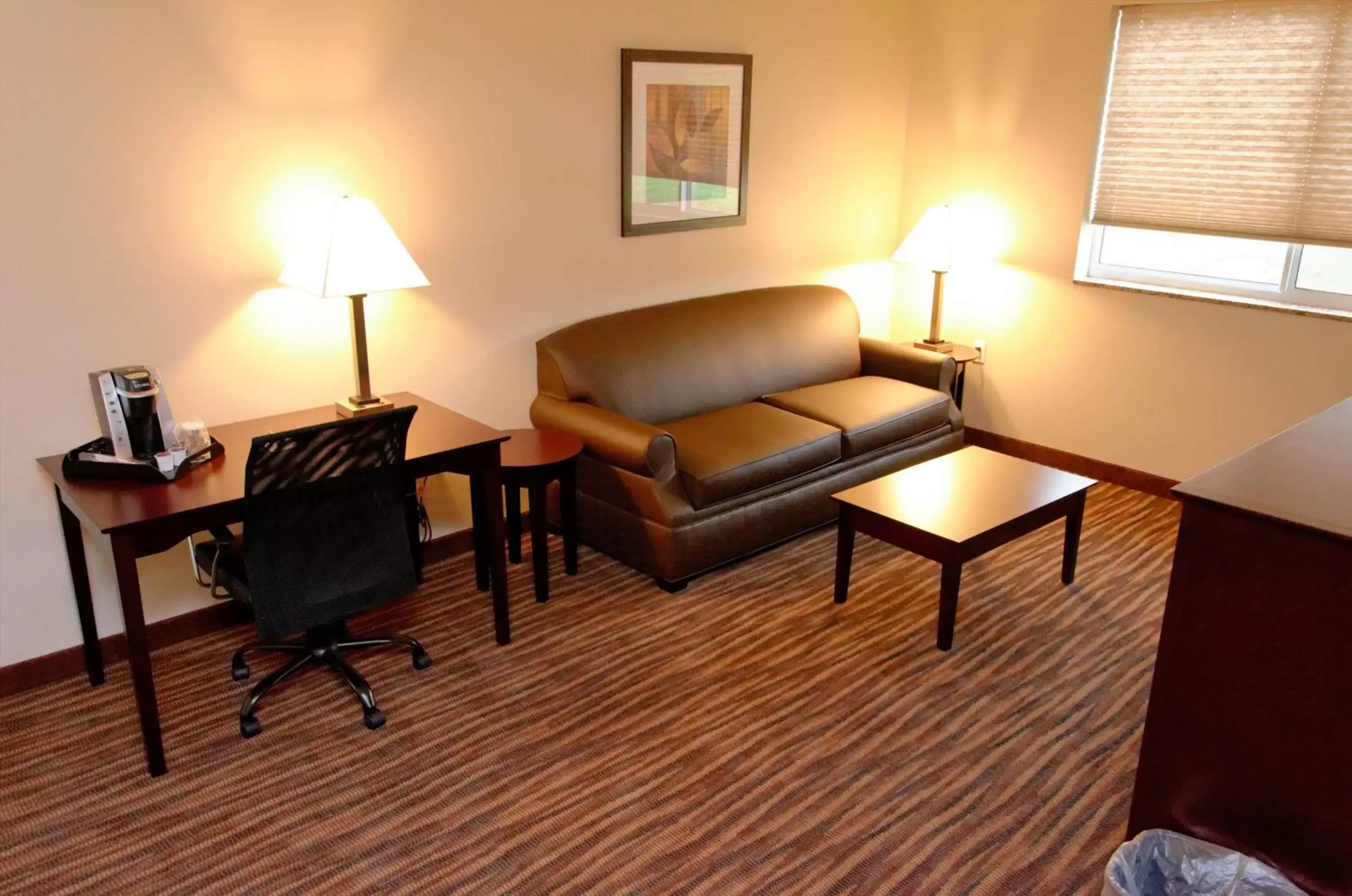 Coffee/tea facilities, Seating Area in Cobblestone Inn & Suites Fort Madison