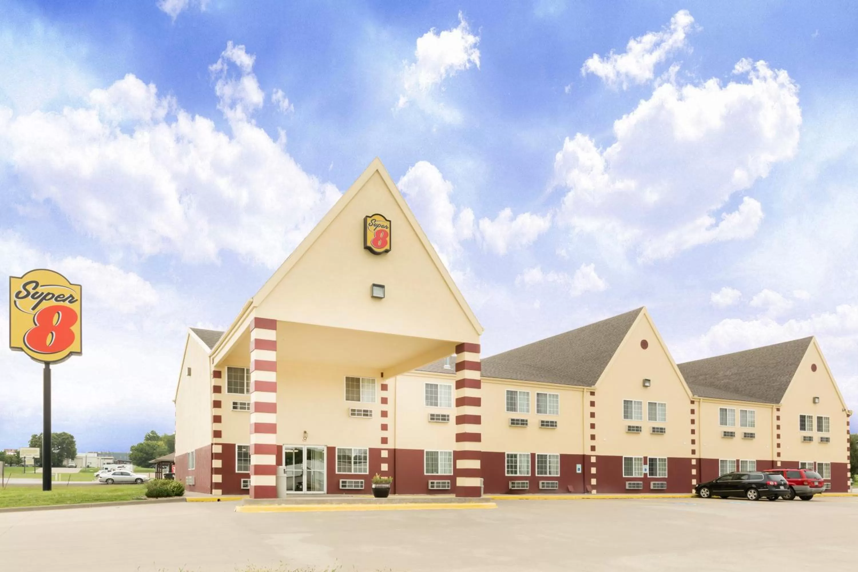 Property building in Super 8 by Wyndham Holton