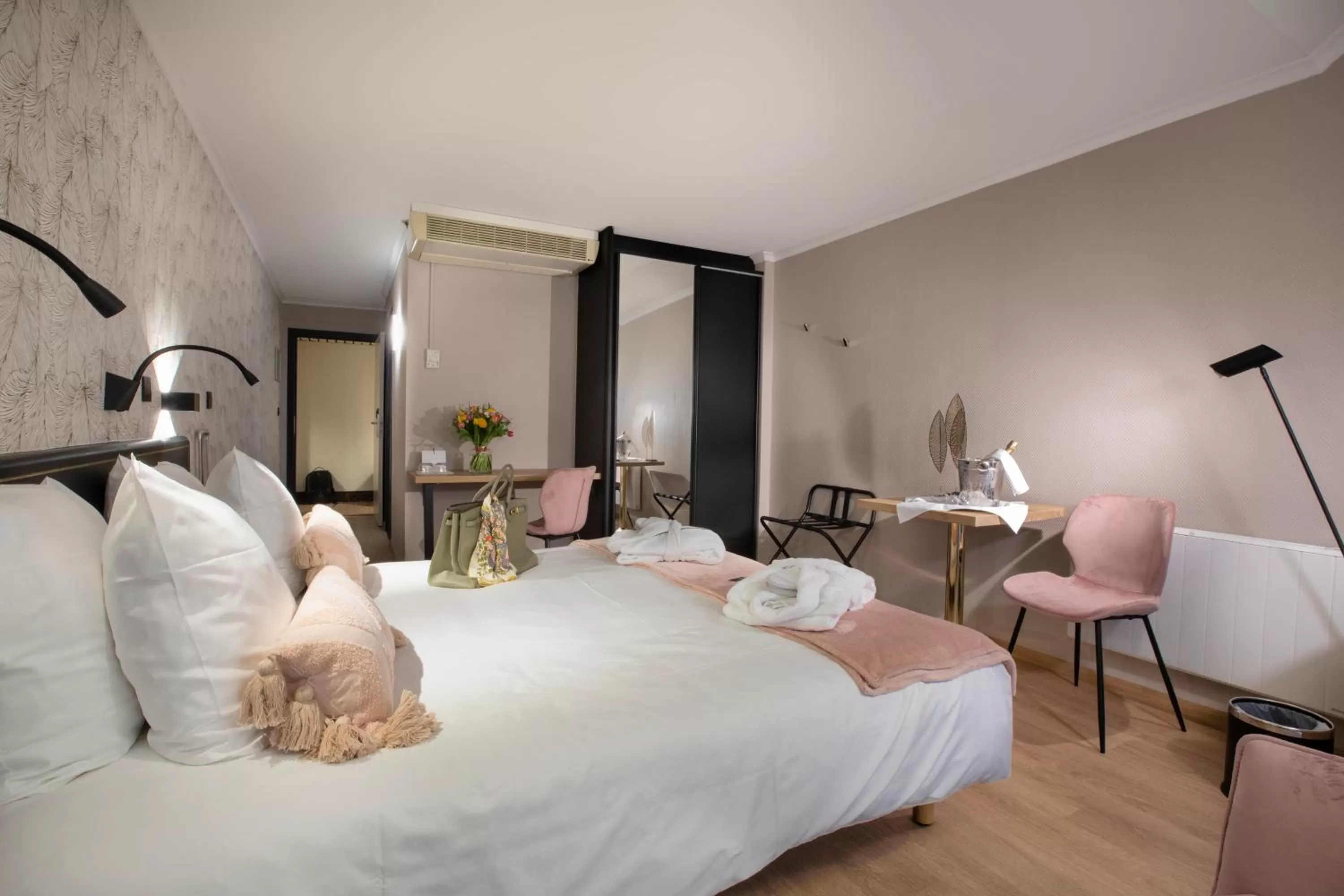 Property building, Bed in Hotel Quartier Latin