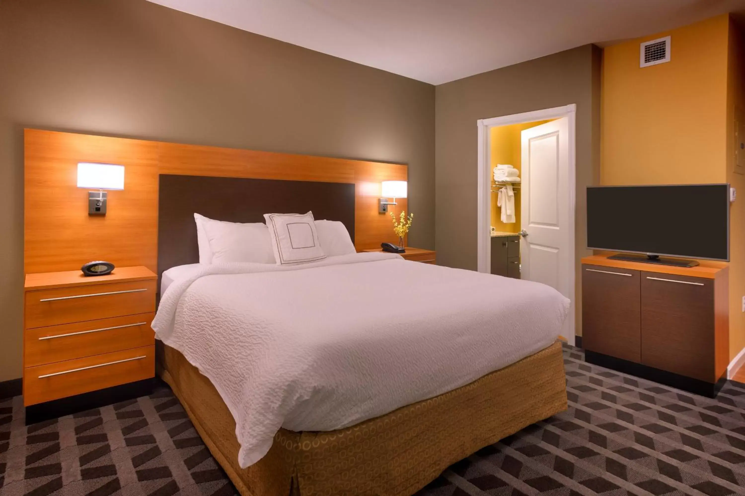 Photo of the whole room, Bed in TownePlace Suites by Marriott Missoula