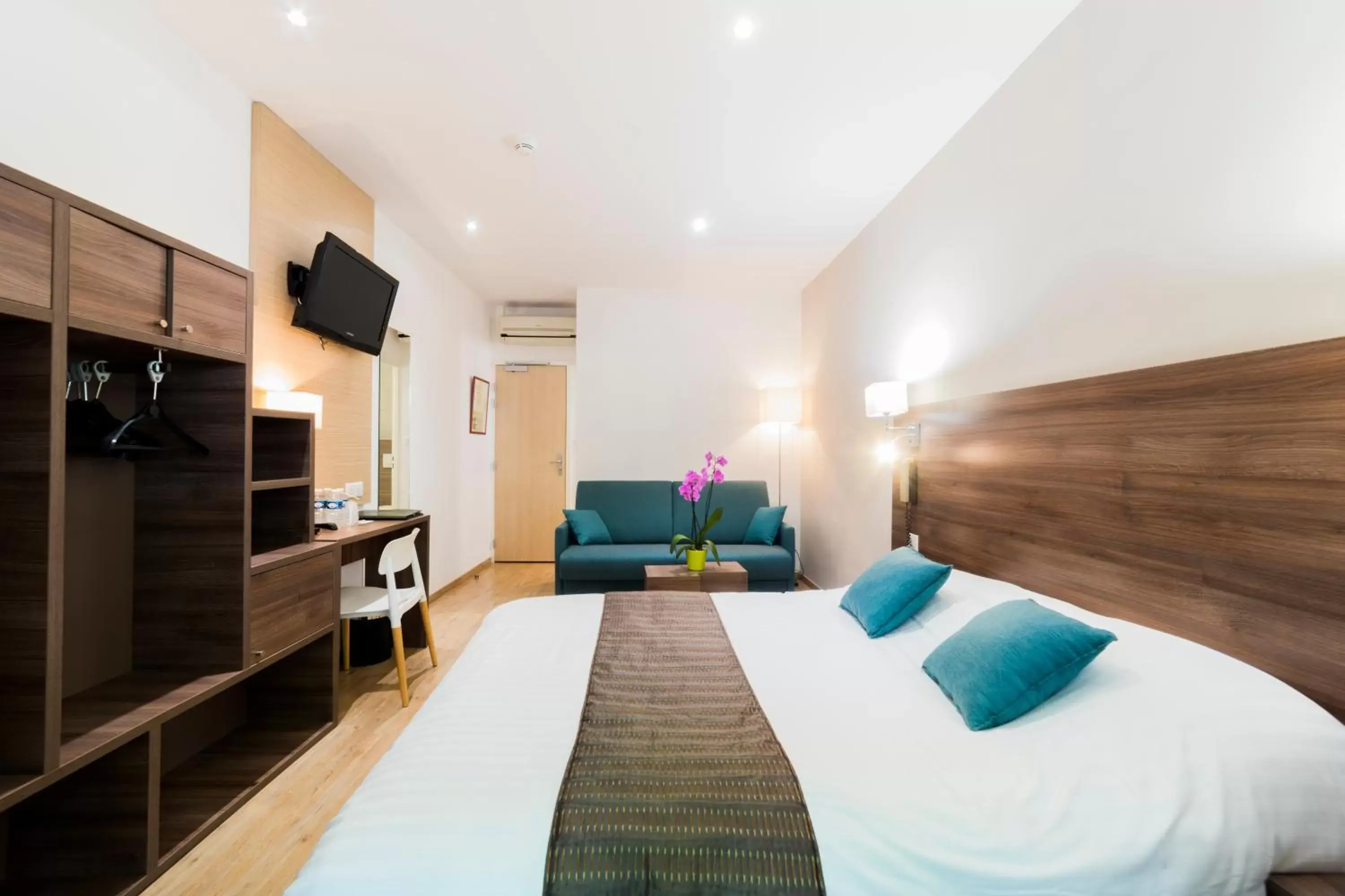 Bedroom, Bed in Logis Hôtel Restaurant Le Cours Bedroom, Bed in Logis Hôtel Restaurant Le Cours