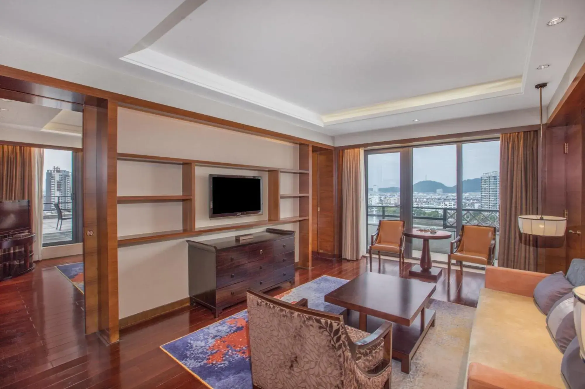 People, Seating Area in Crowne Plaza Huangshan Yucheng, an IHG Hotel