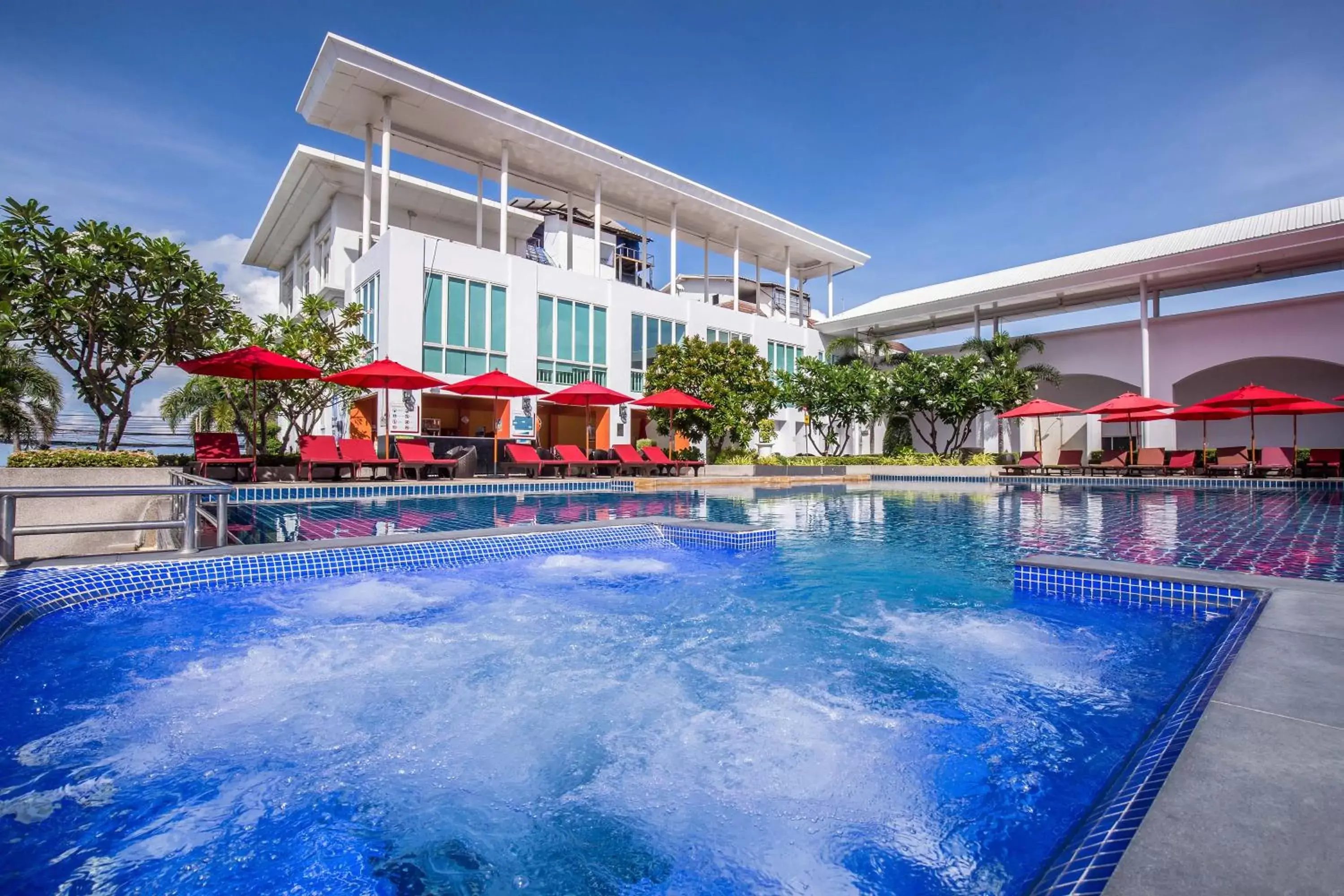 Swimming pool, Property Building in D Varee Jomtien Beach, Pattaya