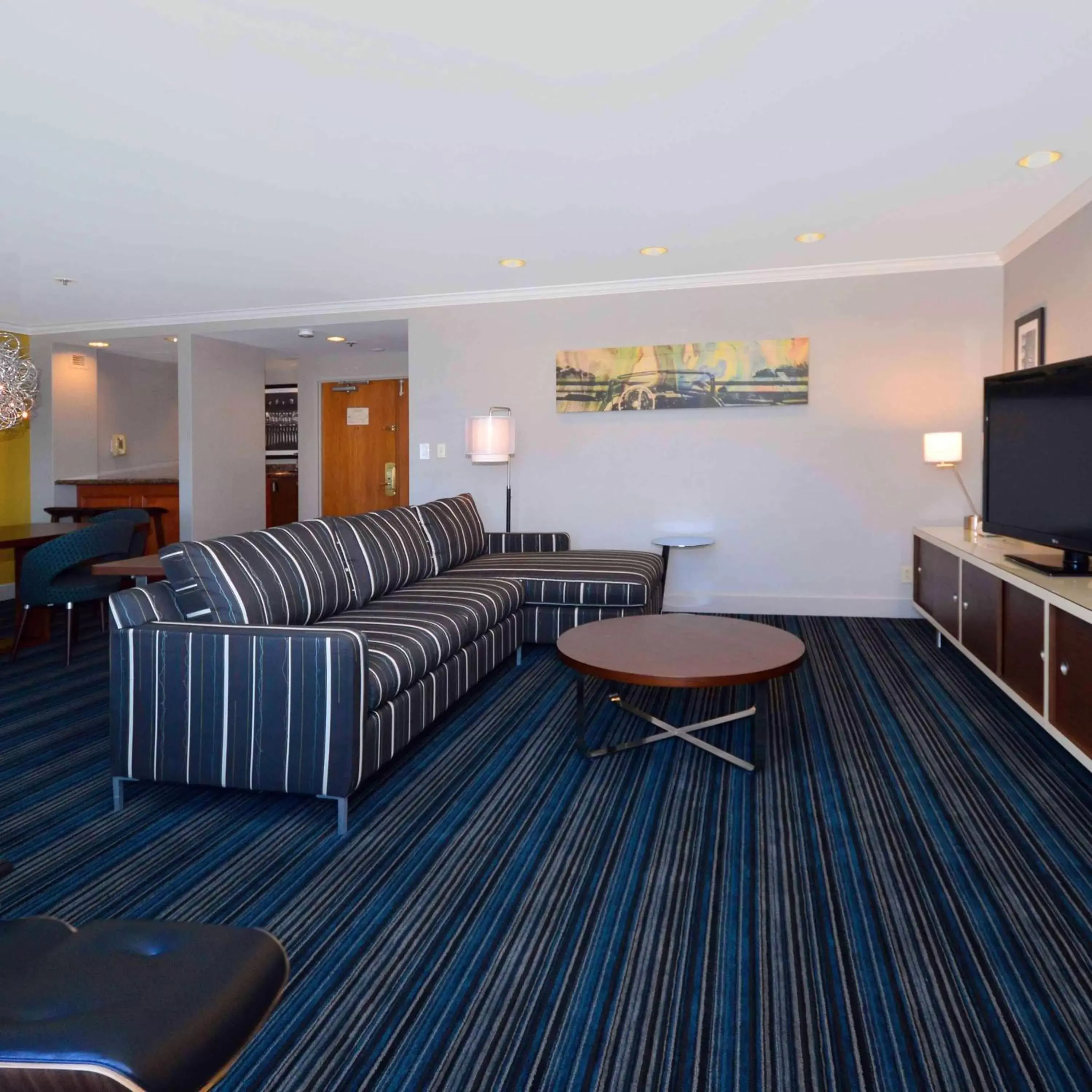 Living room, Seating Area in DoubleTree by Hilton Newark-Fremont