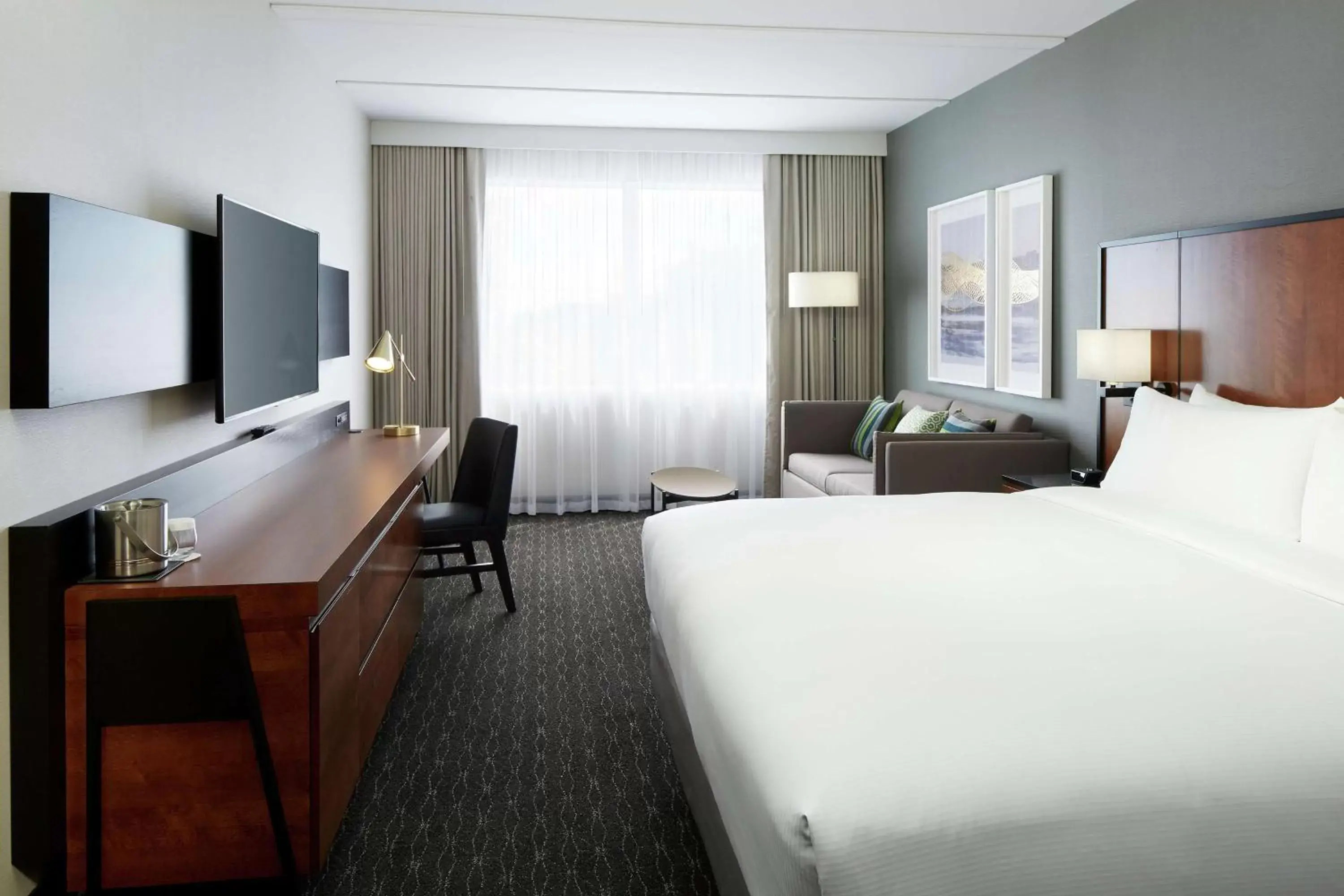 Bedroom, TV/Entertainment Center in Doubletree By Hilton Montreal Airport