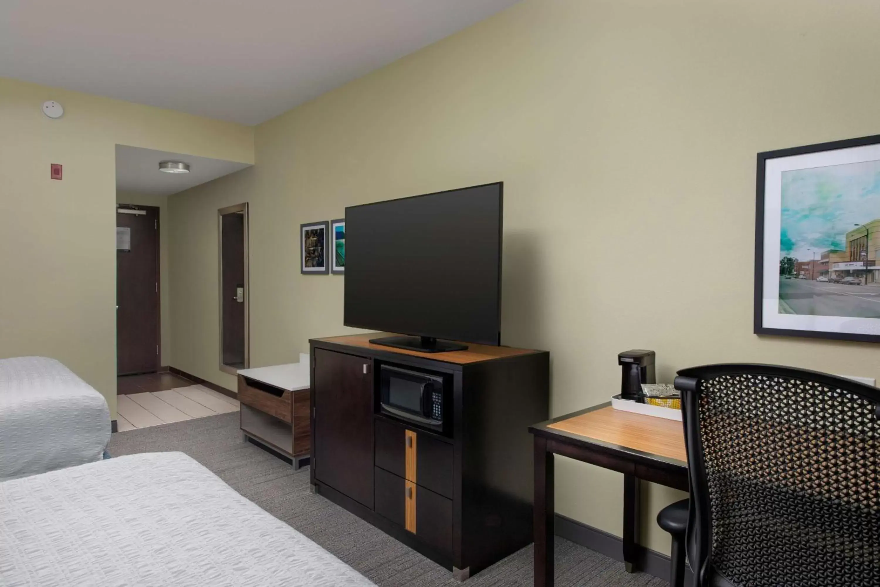 Bedroom, TV/Entertainment Center in Hampton Inn Clinton