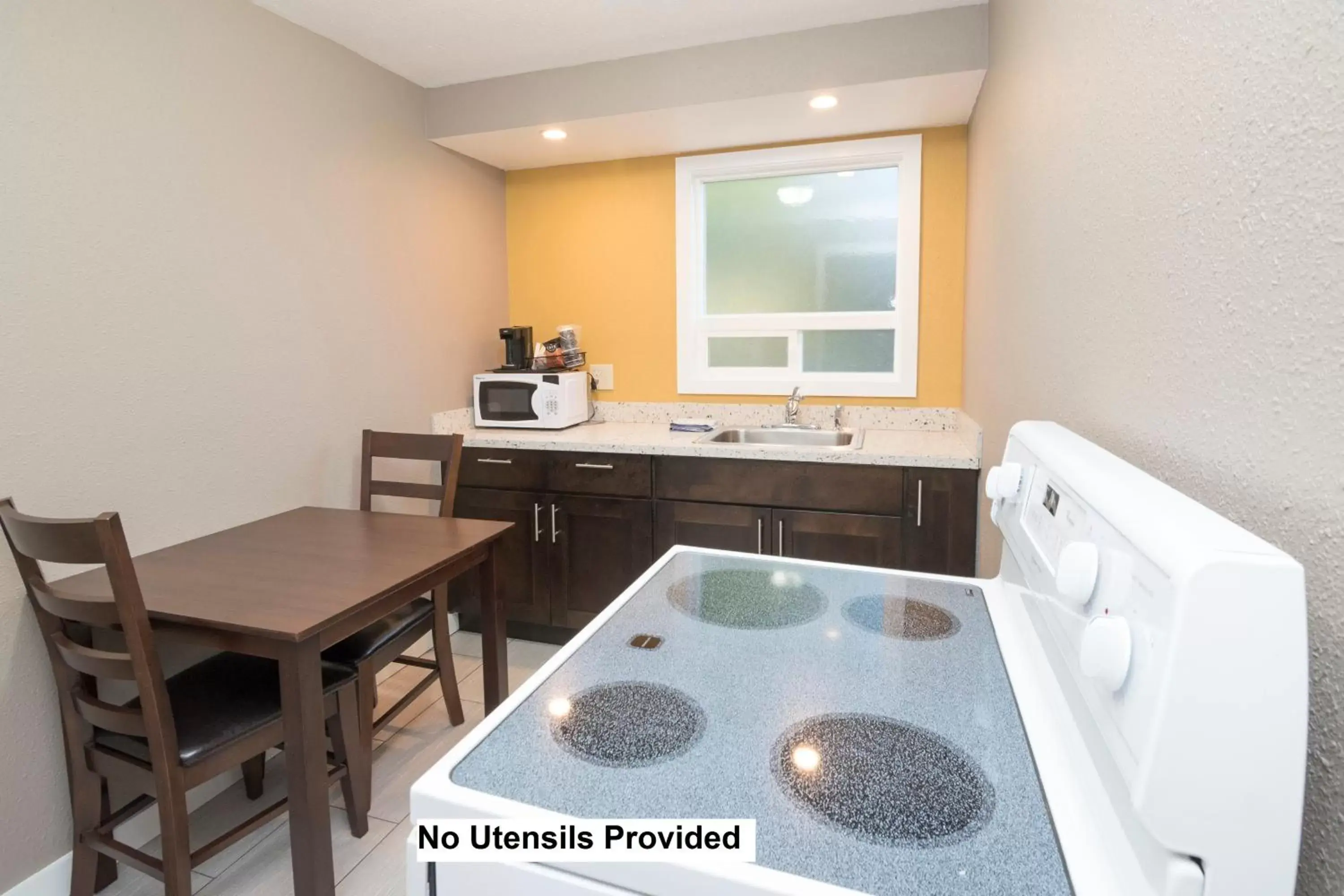 Kitchen or kitchenette, Dining Area in Capitol Hill Motel