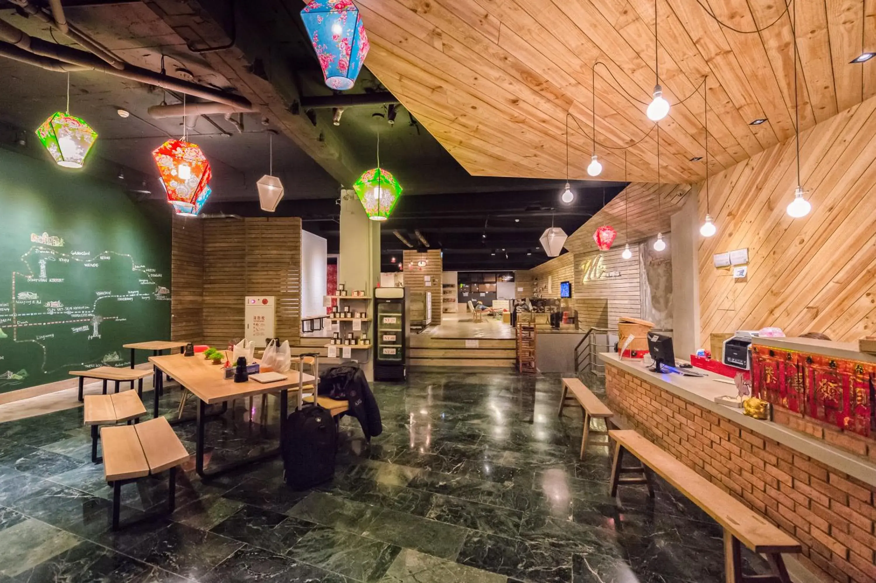 Restaurant/Places to Eat in Meander Taipei Hostel