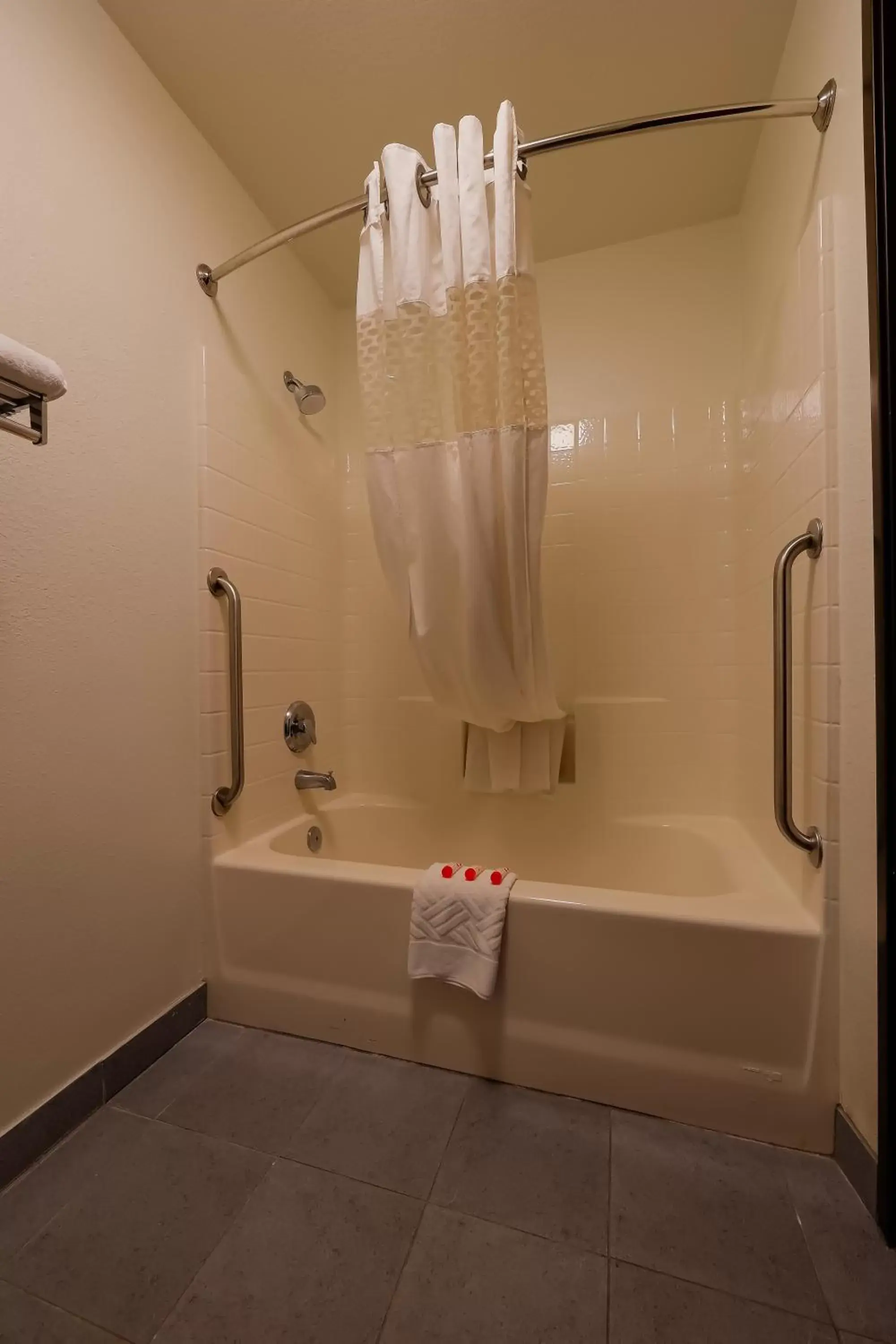 Bath, Bathroom in Siletz Bay Beachfront Hotel by OYO Lincoln City